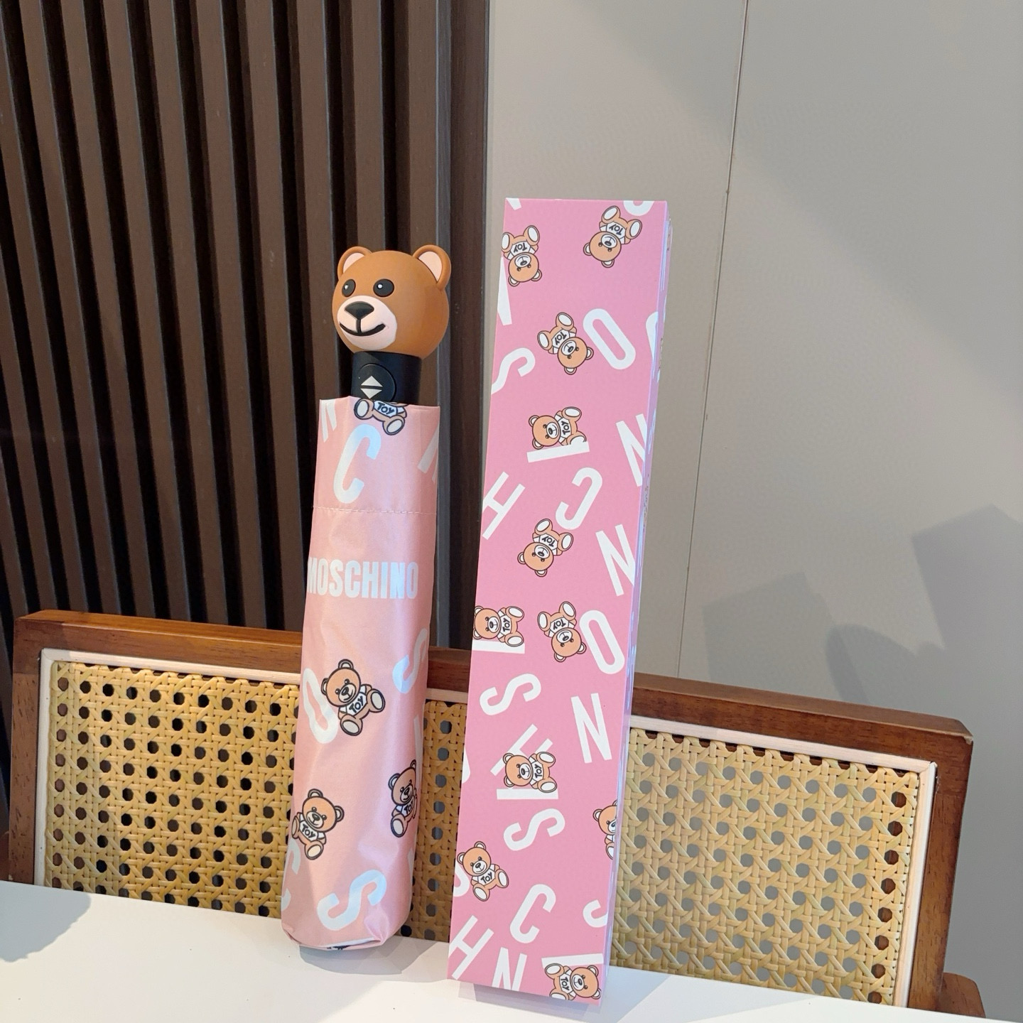  Moschino（莫斯奇诺）熊头柄 三折自动伞设计师Franco Moschino以自己的名字命名的一
