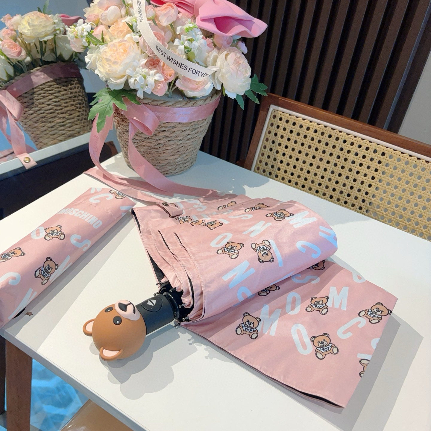  Moschino（莫斯奇诺）熊头柄 三折自动伞设计师Franco Moschino以自己的名字命名的一