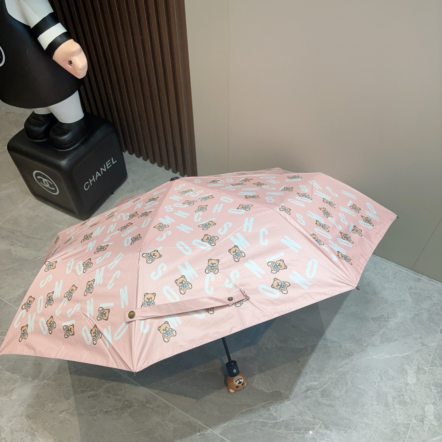  Moschino（莫斯奇诺）熊头柄 三折自动伞设计师Franco Moschino以自己的名字命名的一