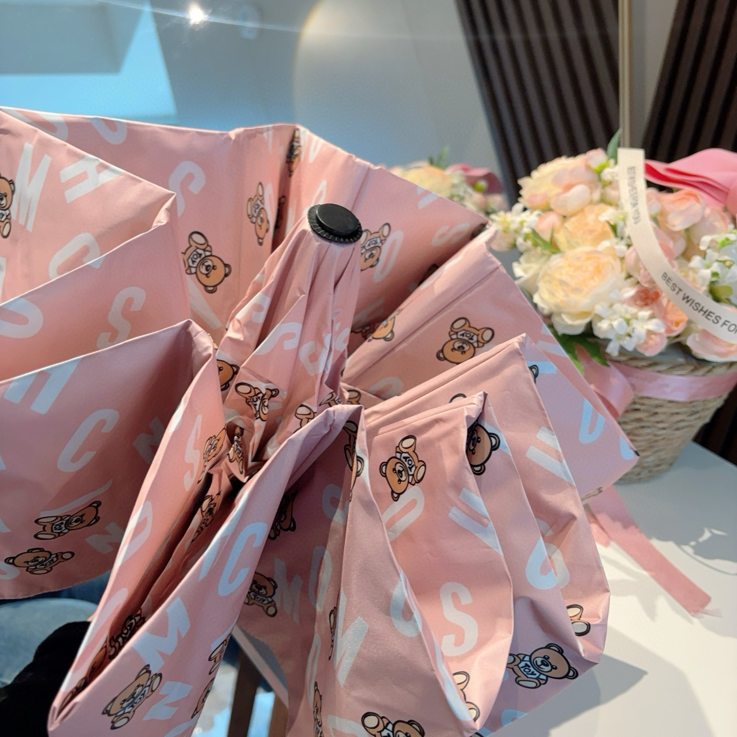  Moschino（莫斯奇诺）熊头柄 三折自动伞设计师Franco Moschino以自己的名字命名的一