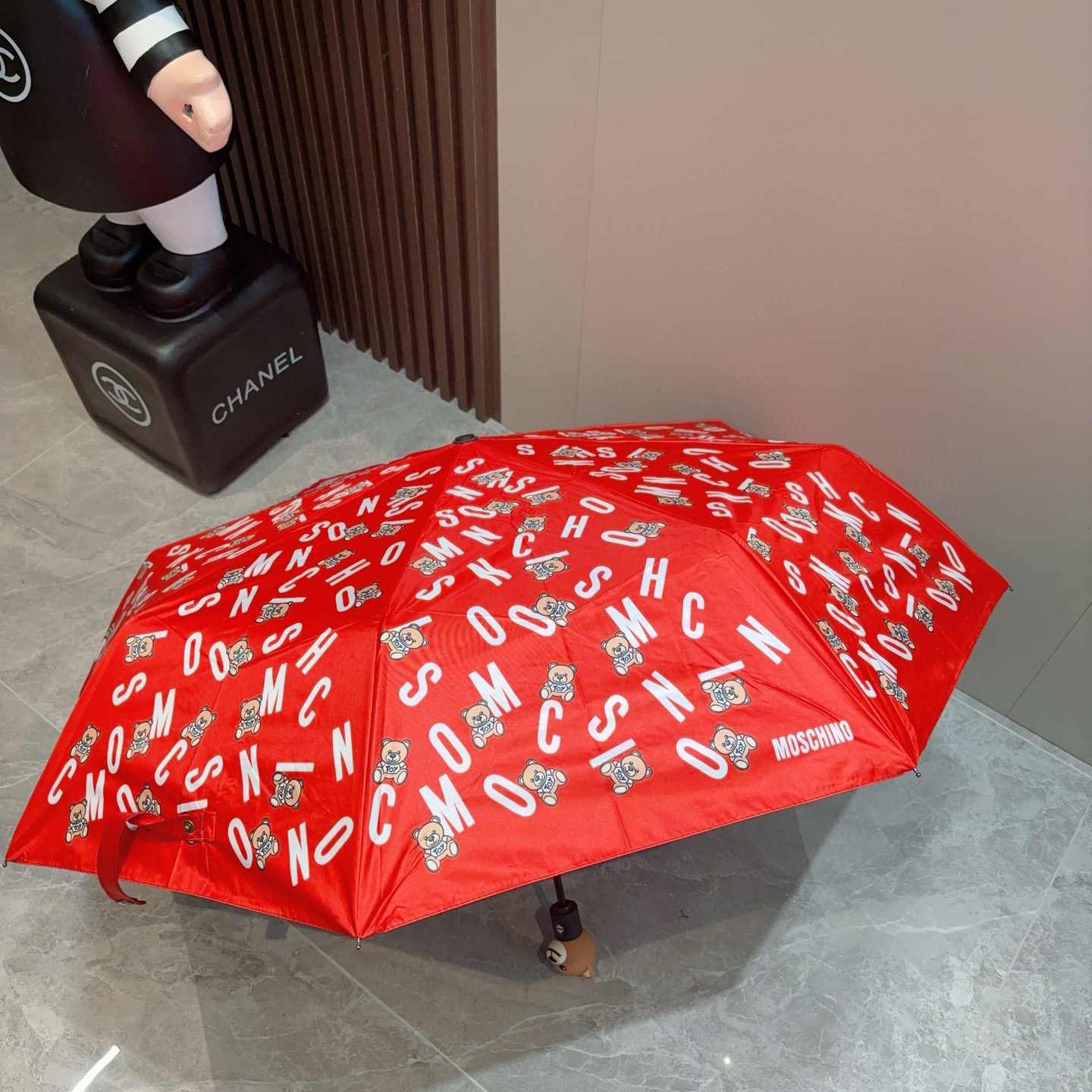  Moschino（莫斯奇诺）熊头柄 三折自动伞设计师Franco Moschino以自己的名字命名的一