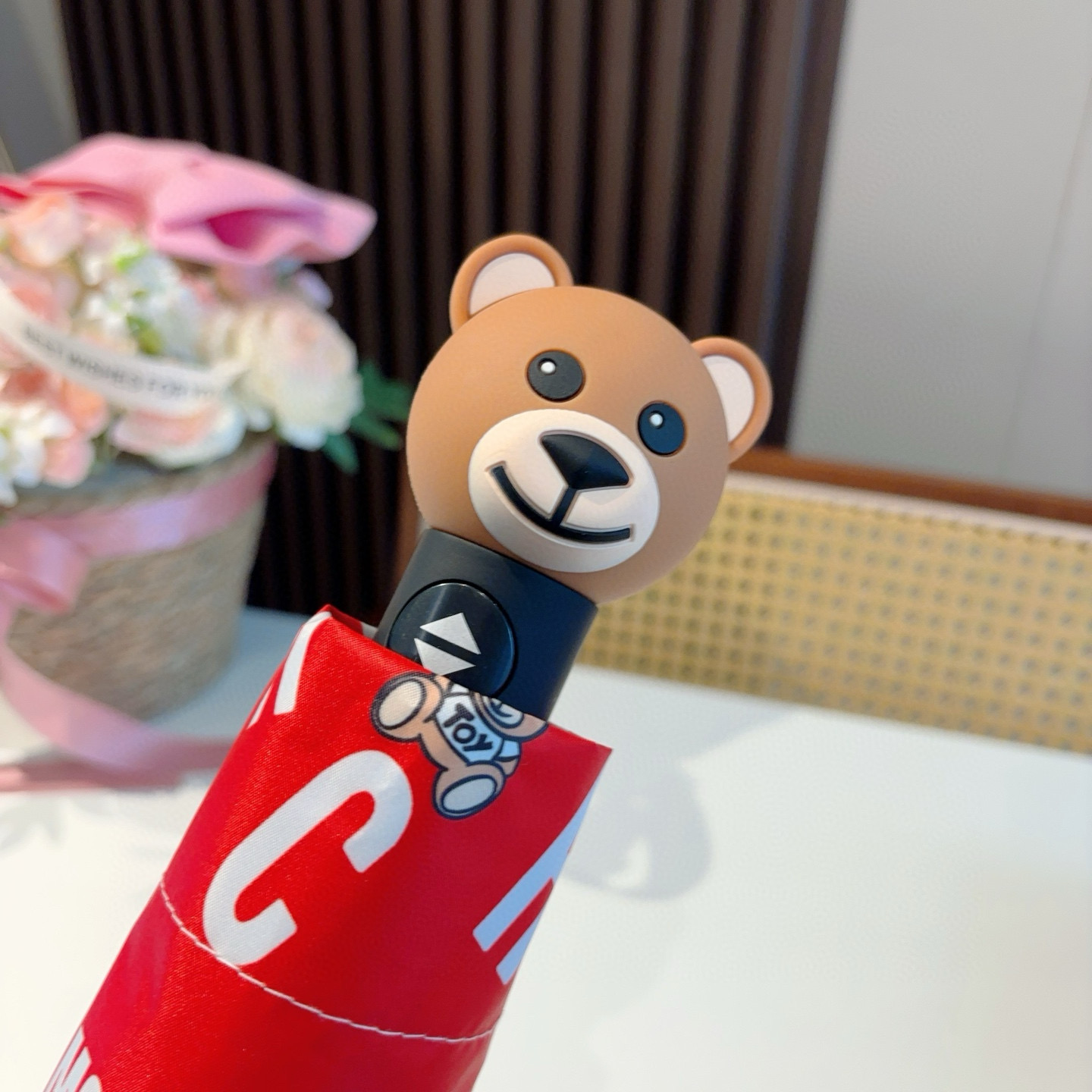  Moschino（莫斯奇诺）熊头柄 三折自动伞设计师Franco Moschino以自己的名字命名的一