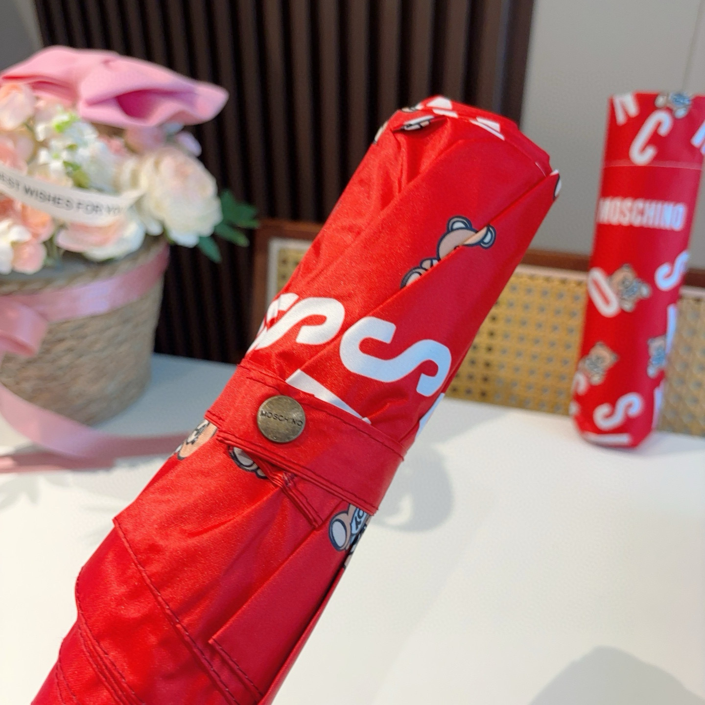  Moschino（莫斯奇诺）熊头柄 三折自动伞设计师Franco Moschino以自己的名字命名的一