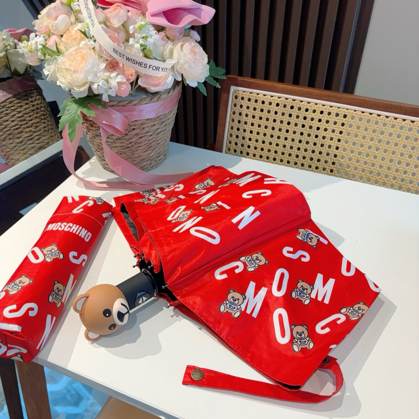  Moschino（莫斯奇诺）熊头柄 三折自动伞设计师Franco Moschino以自己的名字命名的一