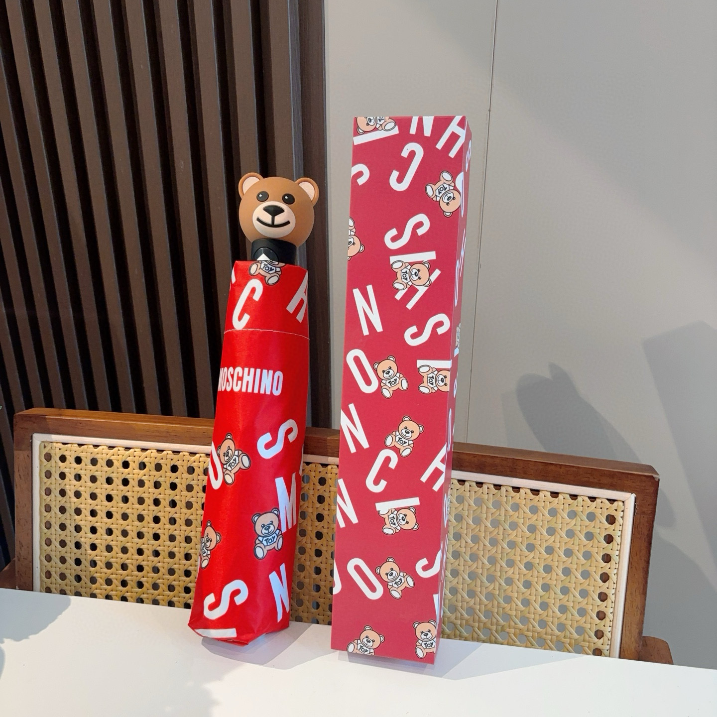  Moschino（莫斯奇诺）熊头柄 三折自动伞设计师Franco Moschino以自己的名字命名的一