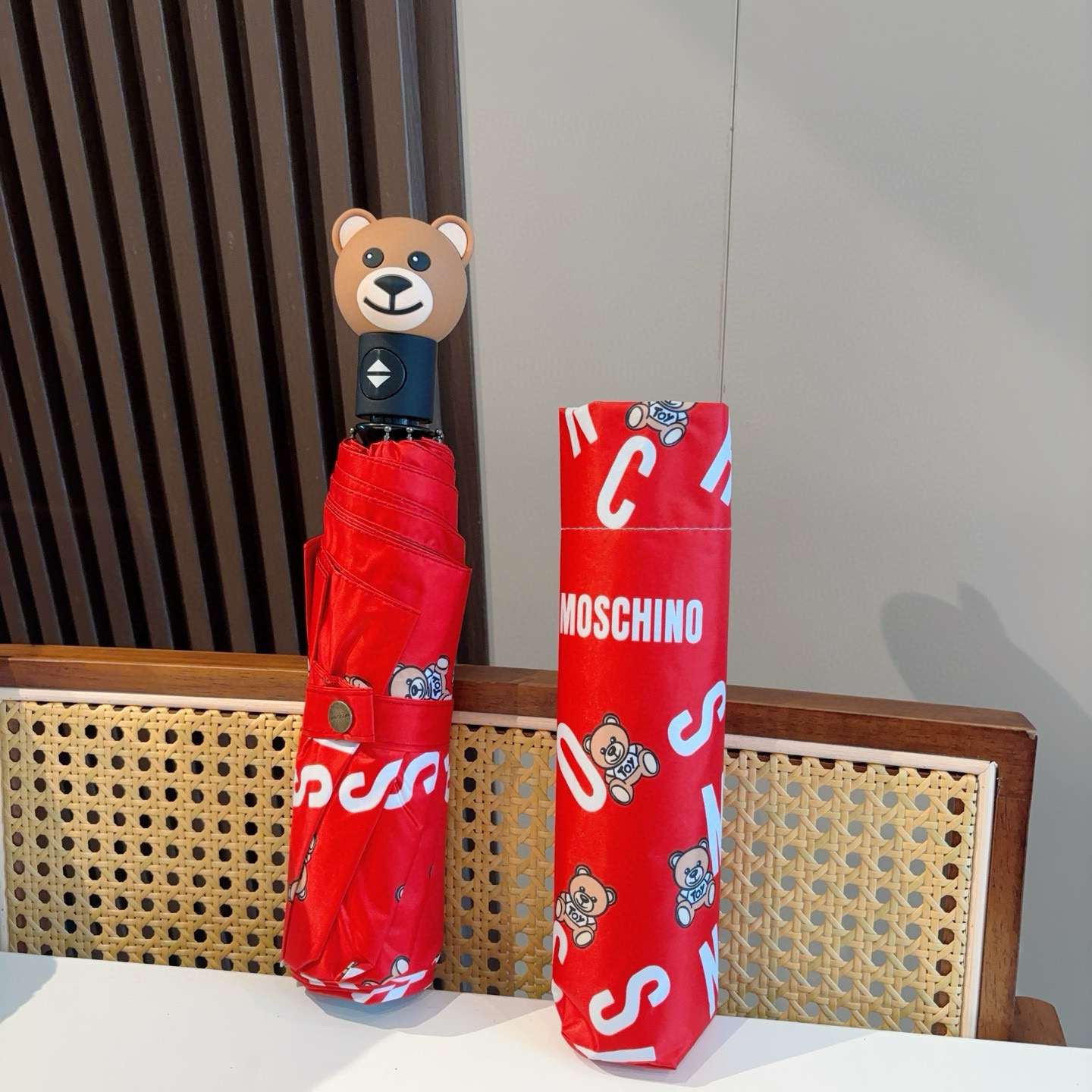  Moschino（莫斯奇诺）熊头柄 三折自动伞设计师Franco Moschino以自己的名字命名的一