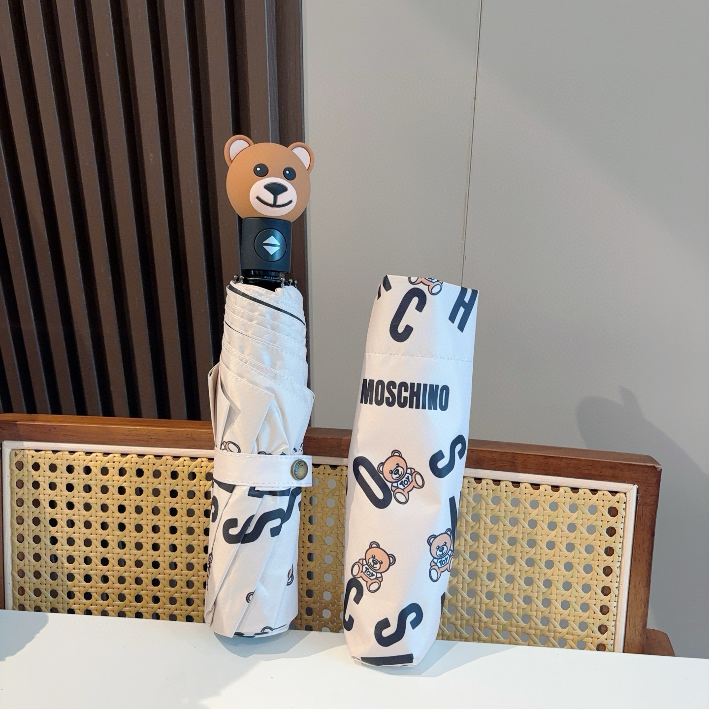  Moschino（莫斯奇诺）熊头柄 三折自动伞设计师Franco Moschino以自己的名字命名的一