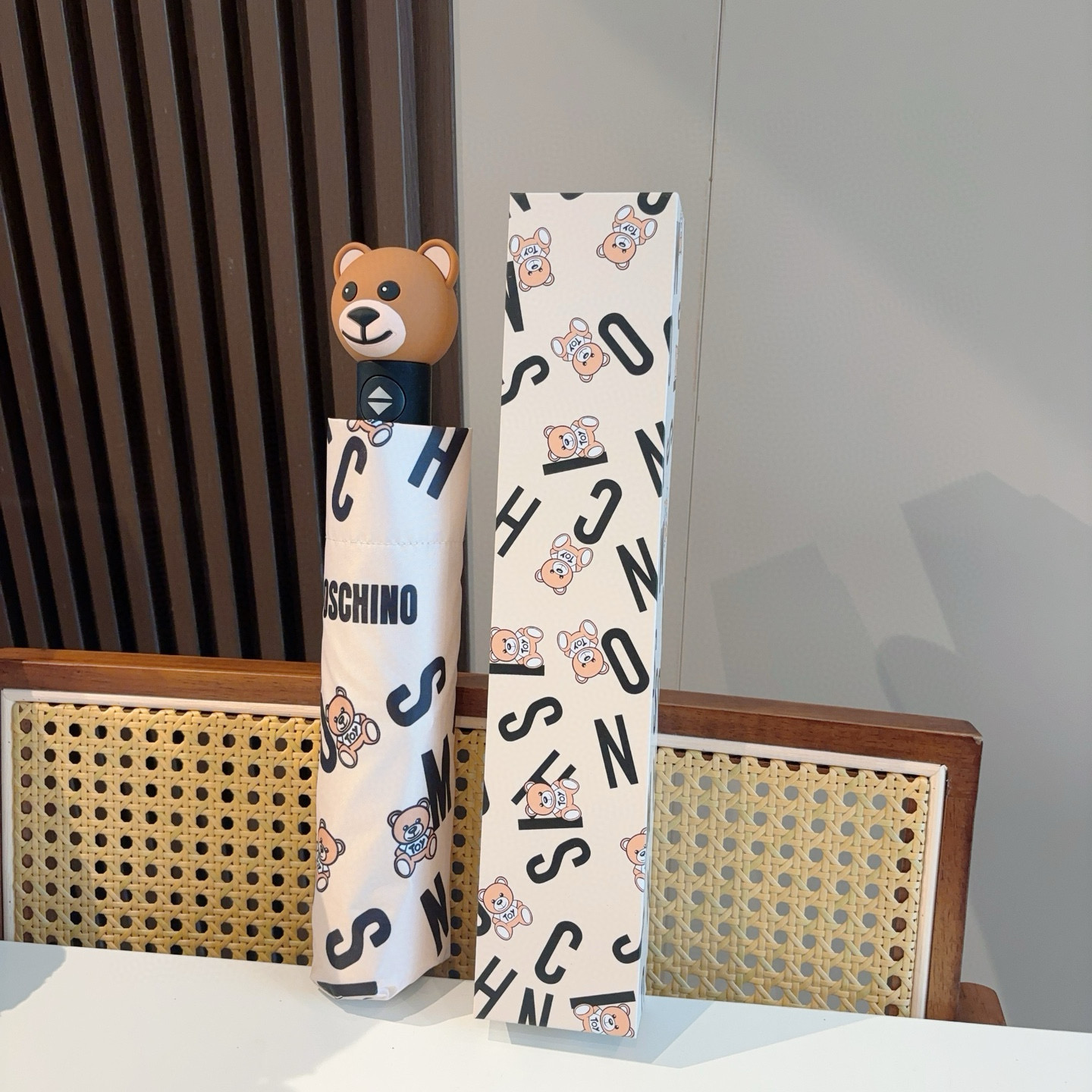  Moschino（莫斯奇诺）熊头柄 三折自动伞设计师Franco Moschino以自己的名字命名的一