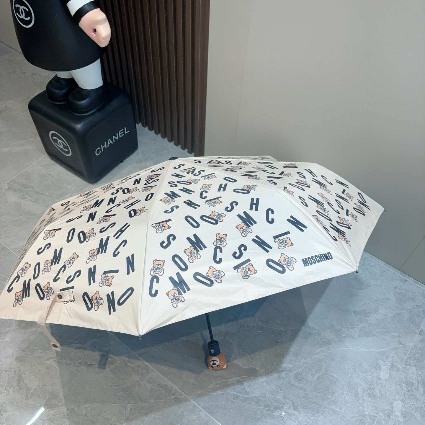  Moschino（莫斯奇诺）熊头柄 三折自动伞设计师Franco Moschino以自己的名字命名的一