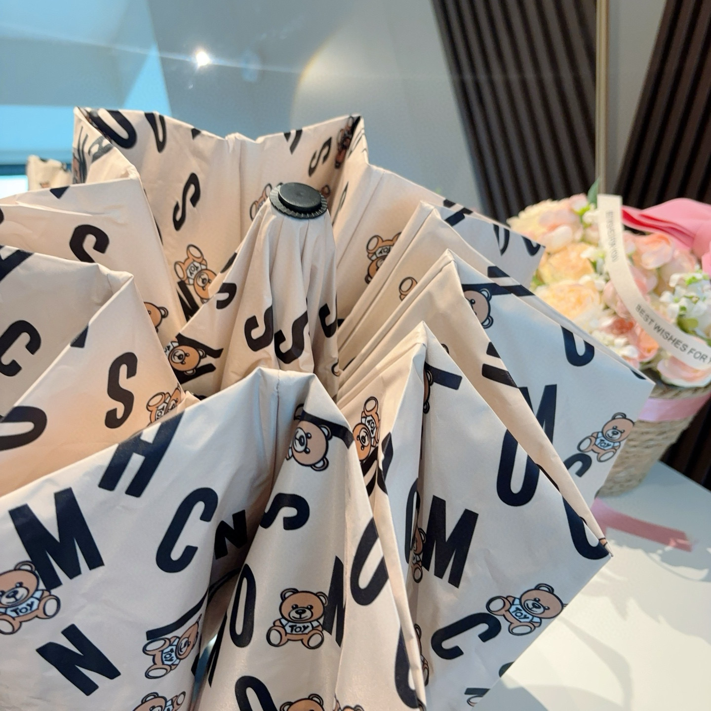  Moschino（莫斯奇诺）熊头柄 三折自动伞设计师Franco Moschino以自己的名字命名的一