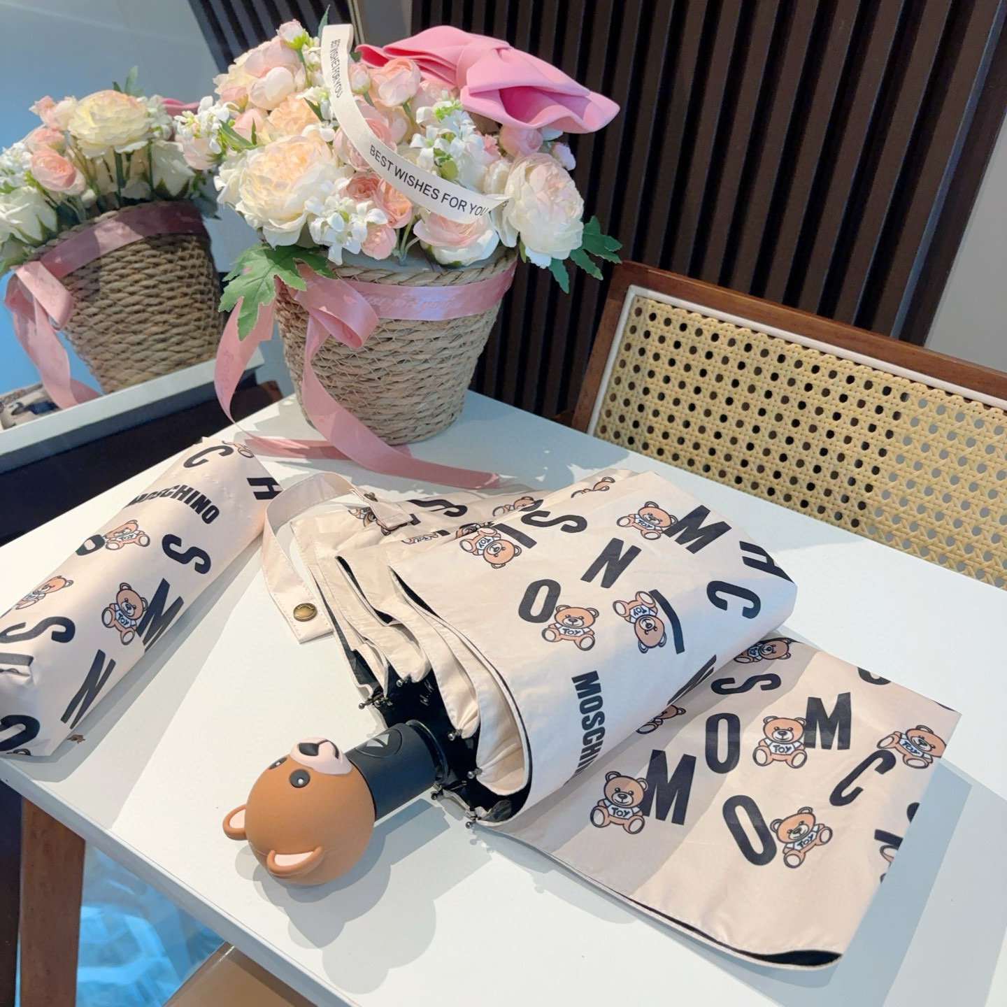 Moschino（莫斯奇诺）熊头柄 三折自动伞设计师Franco Moschino以自己的名字命名的一