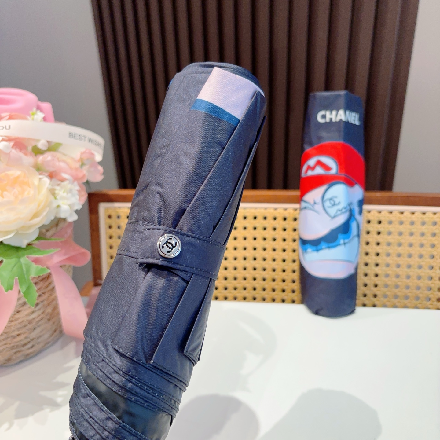 CHANEL（香奈儿）三折自动折叠晴雨伞 集合香奈儿灵魂LOGO为一体的设计风格高雅奢华 带在身上带来