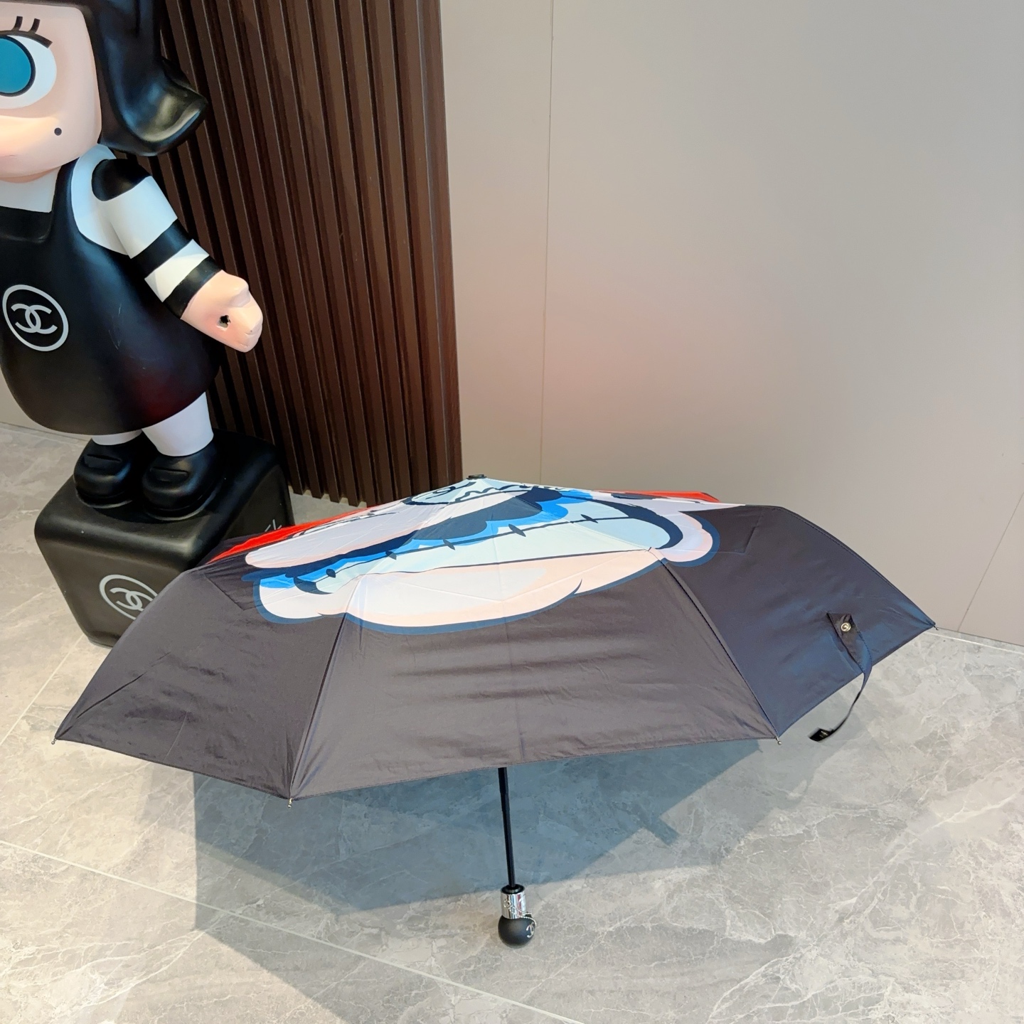  CHANEL（香奈儿）三折自动折叠晴雨伞 集合香奈儿灵魂LOGO为一体的设计风格高雅奢华 带在身上带来