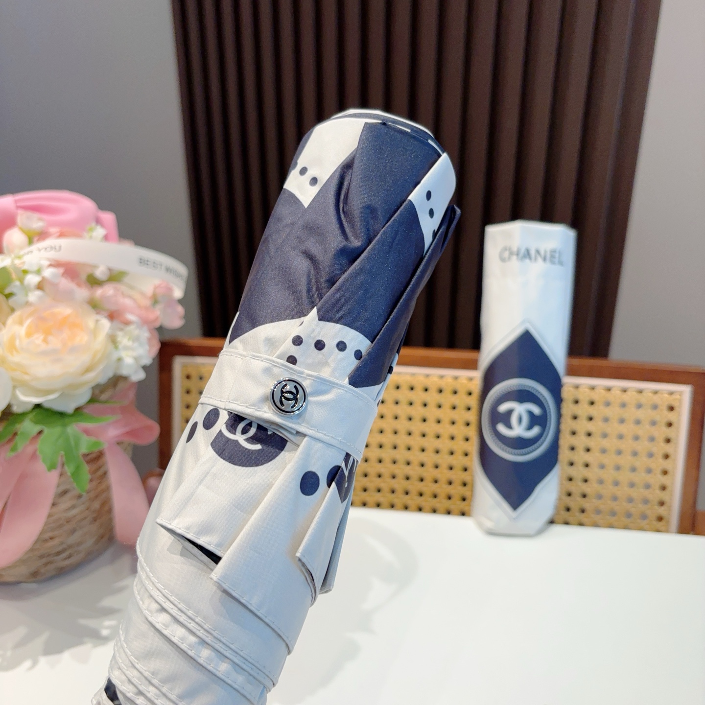  CHANEL（香奈儿）三折自动折叠晴雨伞 集合香奈儿灵魂LOGO为一体的设计风格高雅奢华 带在身上带来