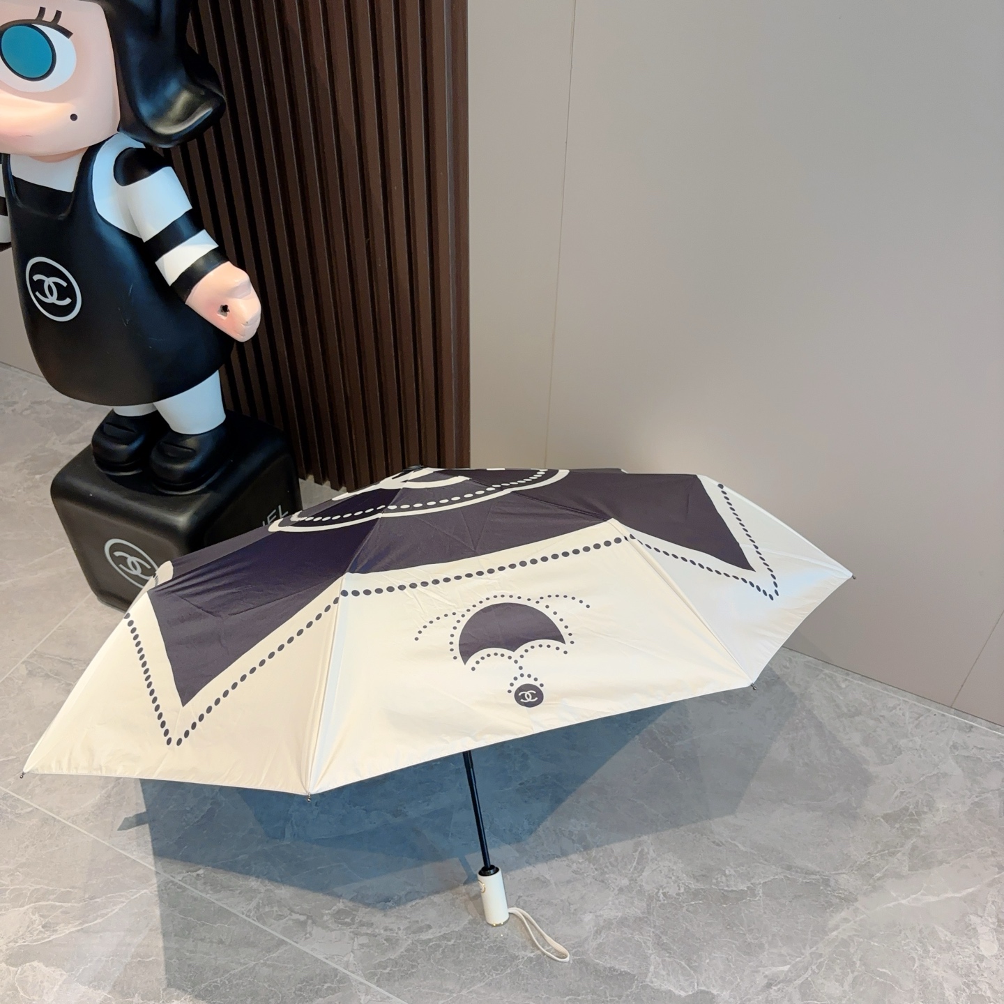 CHANEL（香奈儿）三折自动折叠晴雨伞 集合香奈儿灵魂LOGO为一体的设计风格高雅奢华 带在身上带来