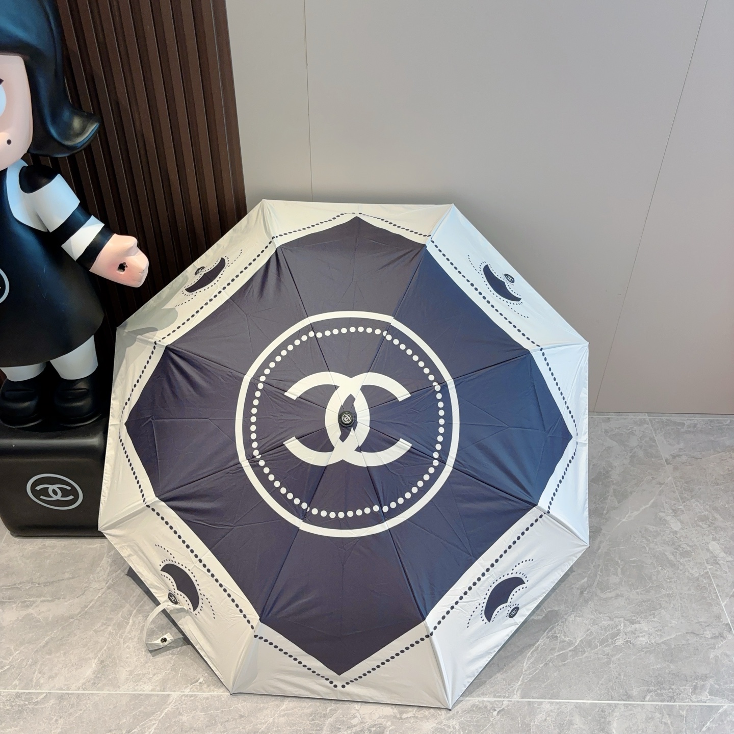  CHANEL（香奈儿）三折自动折叠晴雨伞 集合香奈儿灵魂LOGO为一体的设计风格高雅奢华 带在身上带来
