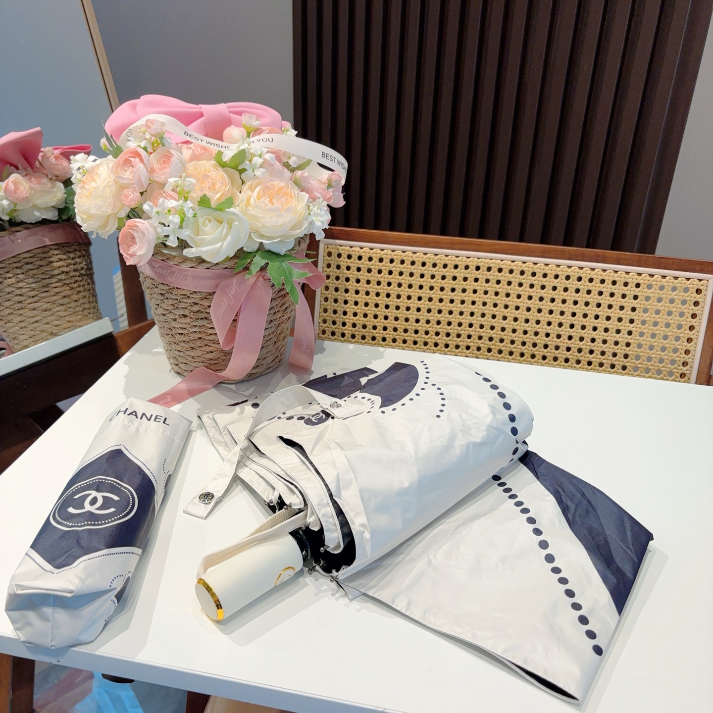  CHANEL（香奈儿）三折自动折叠晴雨伞 集合香奈儿灵魂LOGO为一体的设计风格高雅奢华 带在身上带来