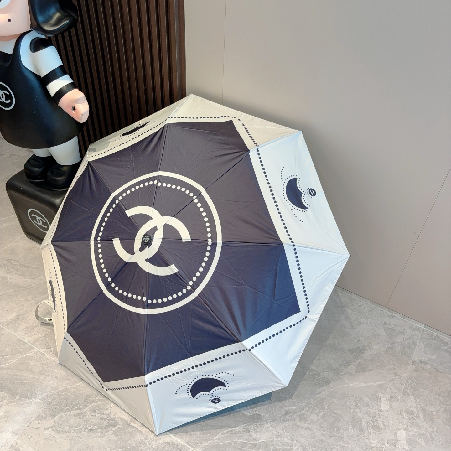  CHANEL（香奈儿）三折自动折叠晴雨伞 集合香奈儿灵魂LOGO为一体的设计风格高雅奢华 带在身上带来