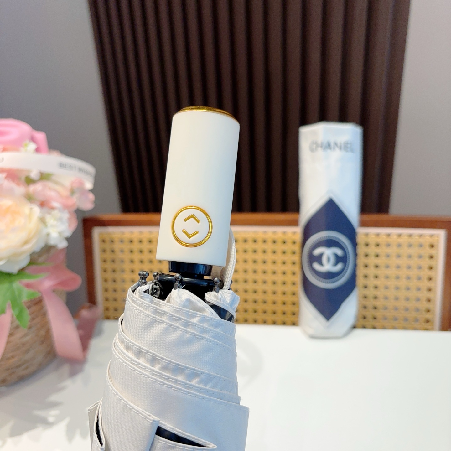  CHANEL（香奈儿）三折自动折叠晴雨伞 集合香奈儿灵魂LOGO为一体的设计风格高雅奢华 带在身上带来