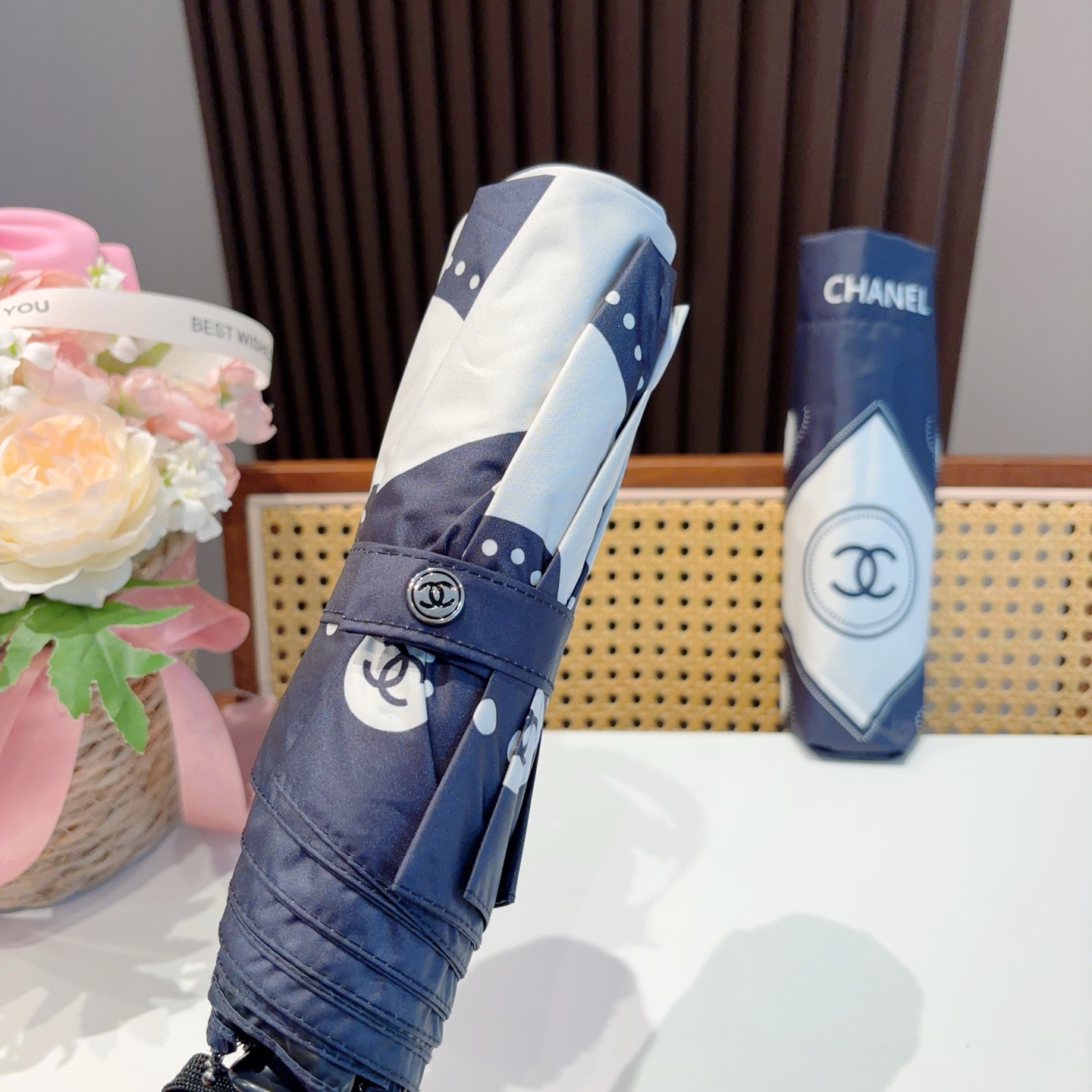  CHANEL（香奈儿）三折自动折叠晴雨伞 集合香奈儿灵魂LOGO为一体的设计风格高雅奢华 带在身上带来