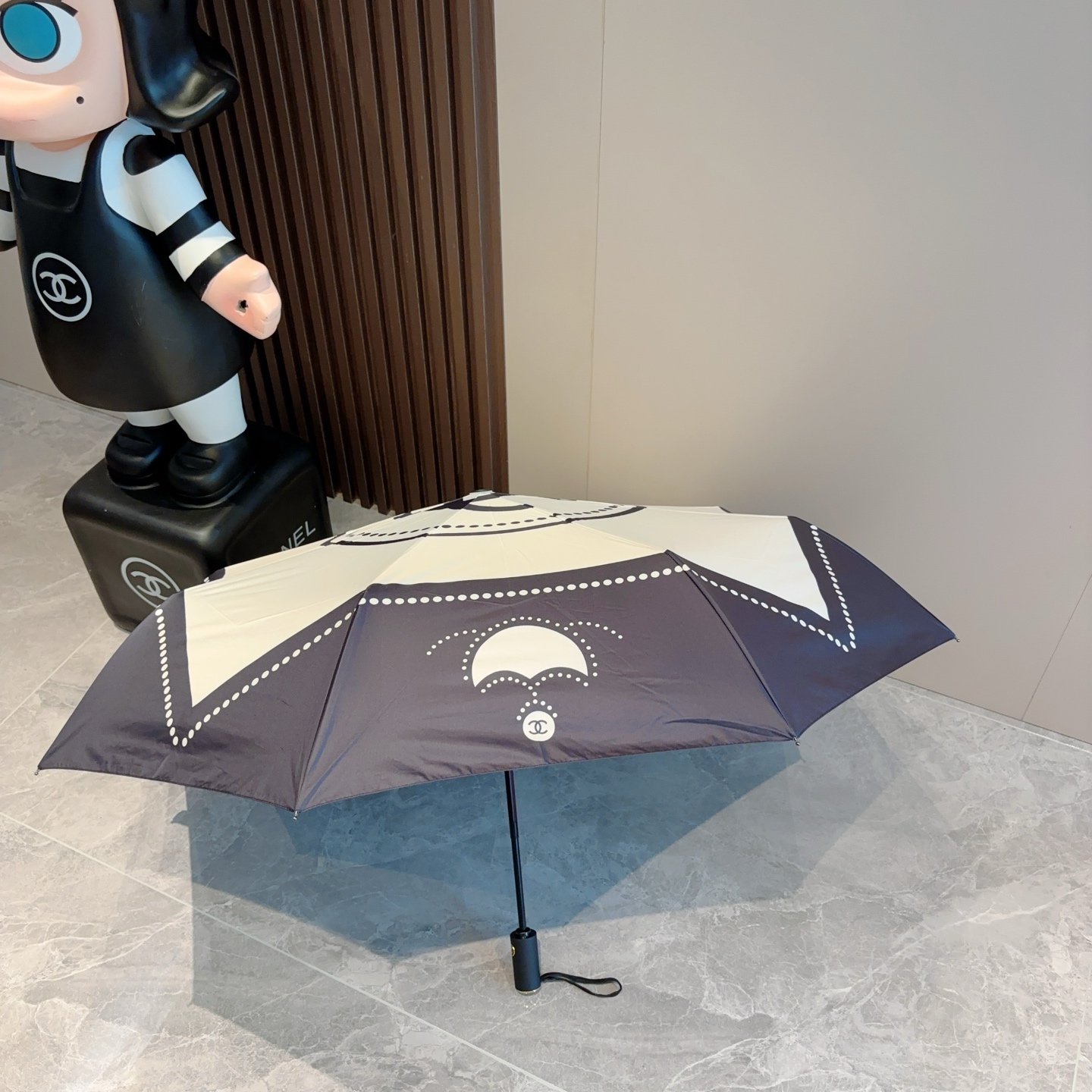  CHANEL（香奈儿）三折自动折叠晴雨伞 集合香奈儿灵魂LOGO为一体的设计风格高雅奢华 带在身上带来