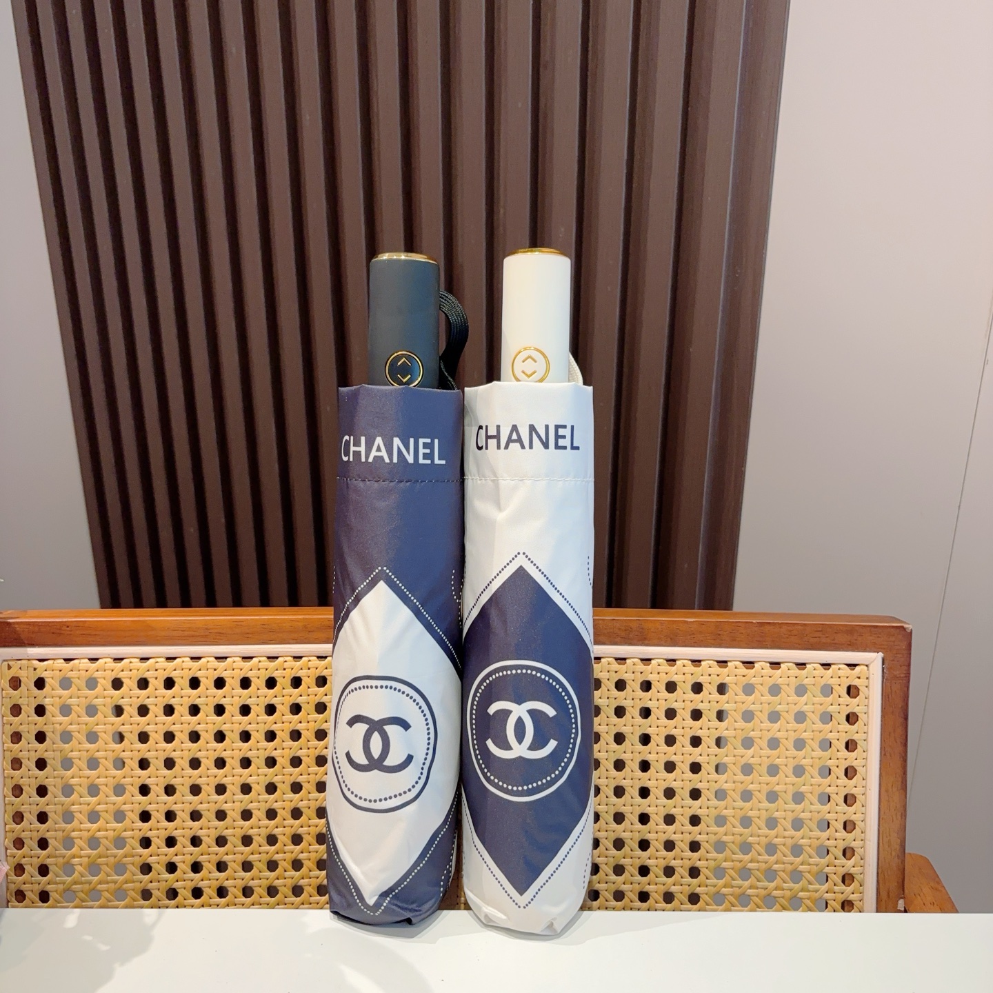  CHANEL（香奈儿）三折自动折叠晴雨伞 集合香奈儿灵魂LOGO为一体的设计风格高雅奢华 带在身上带来