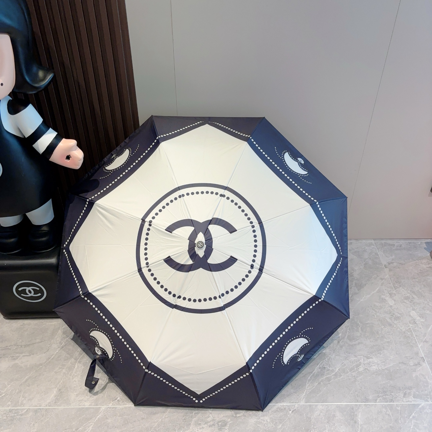  CHANEL（香奈儿）三折自动折叠晴雨伞 集合香奈儿灵魂LOGO为一体的设计风格高雅奢华 带在身上带来