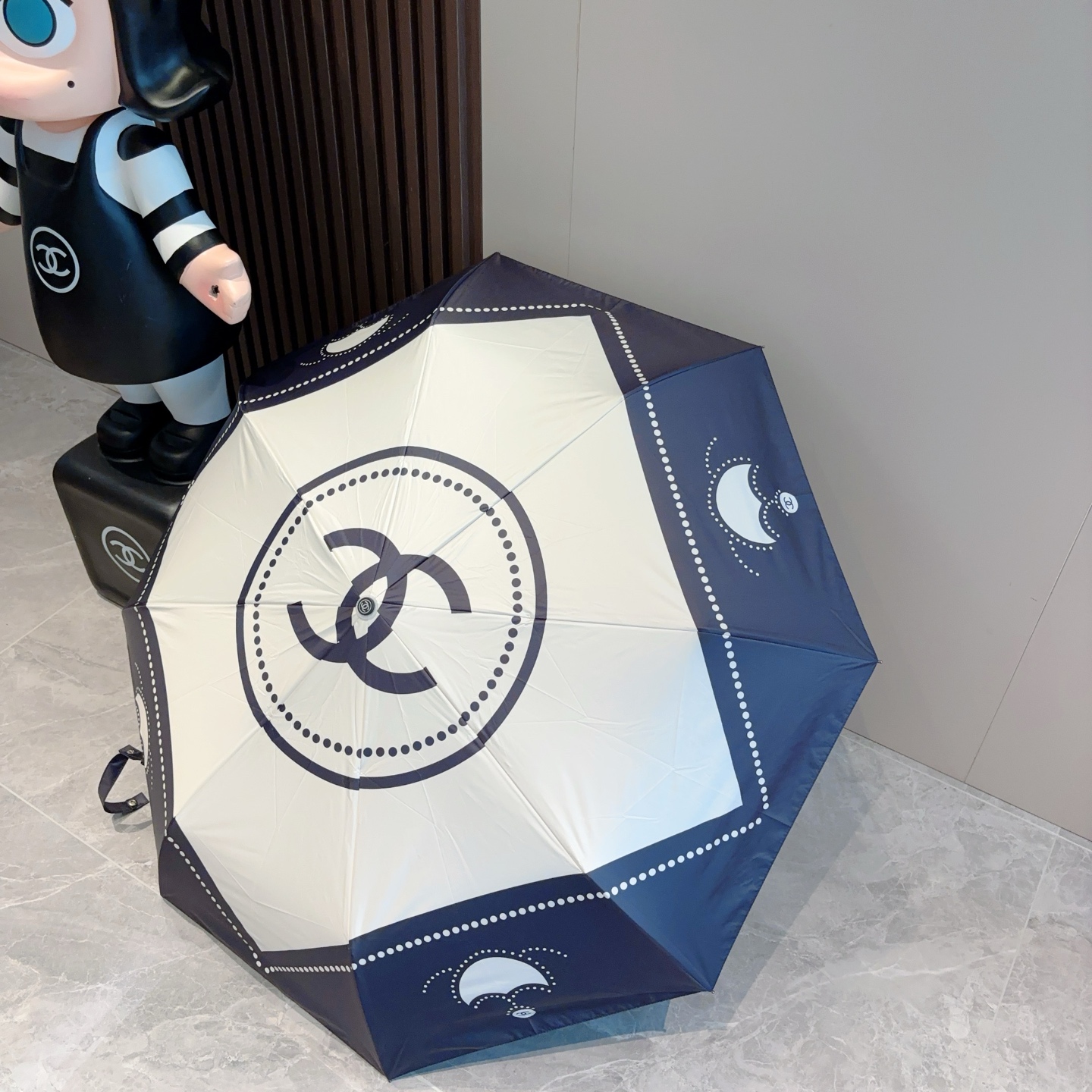  CHANEL（香奈儿）三折自动折叠晴雨伞 集合香奈儿灵魂LOGO为一体的设计风格高雅奢华 带在身上带来