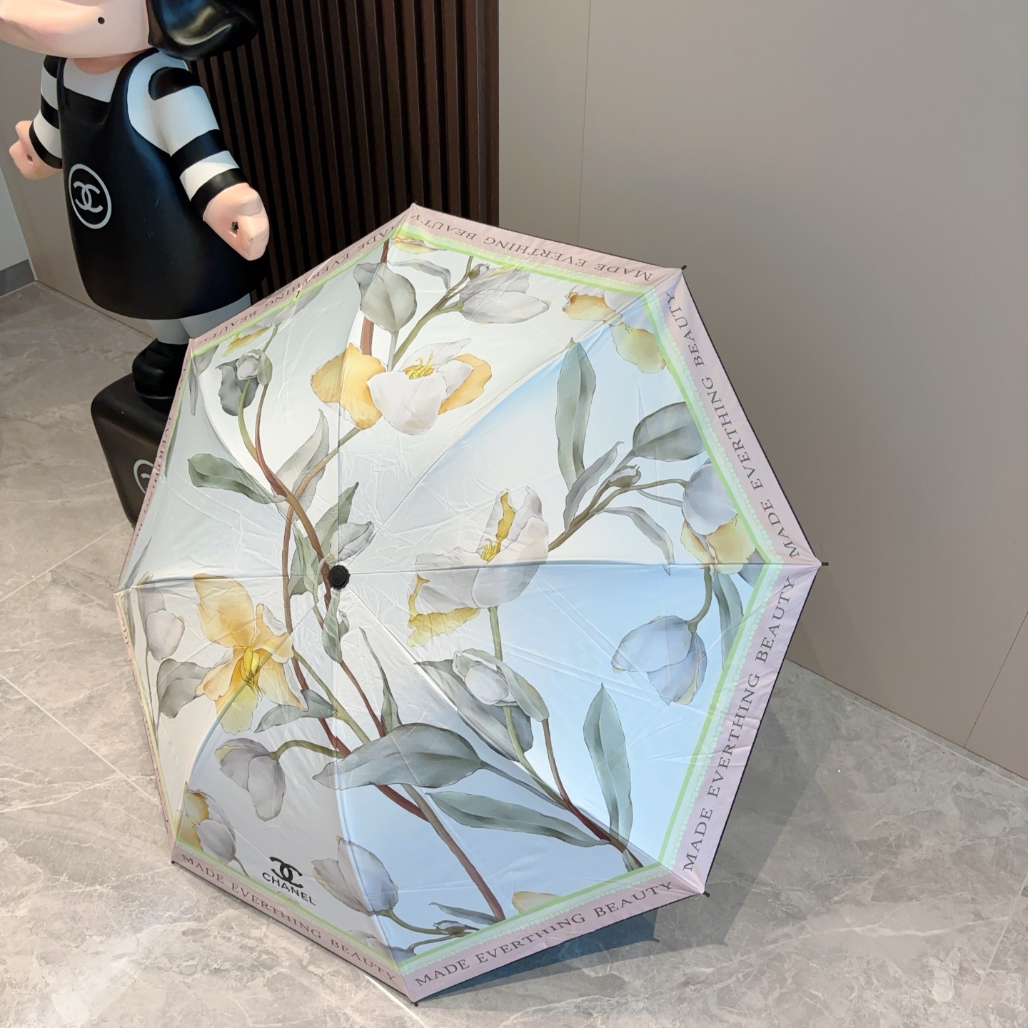 CHANEL（香奈儿）三折手开晴雨伞 集合香奈儿灵魂LOGO为一体的设计风格高雅奢华 带在身上带来独特
