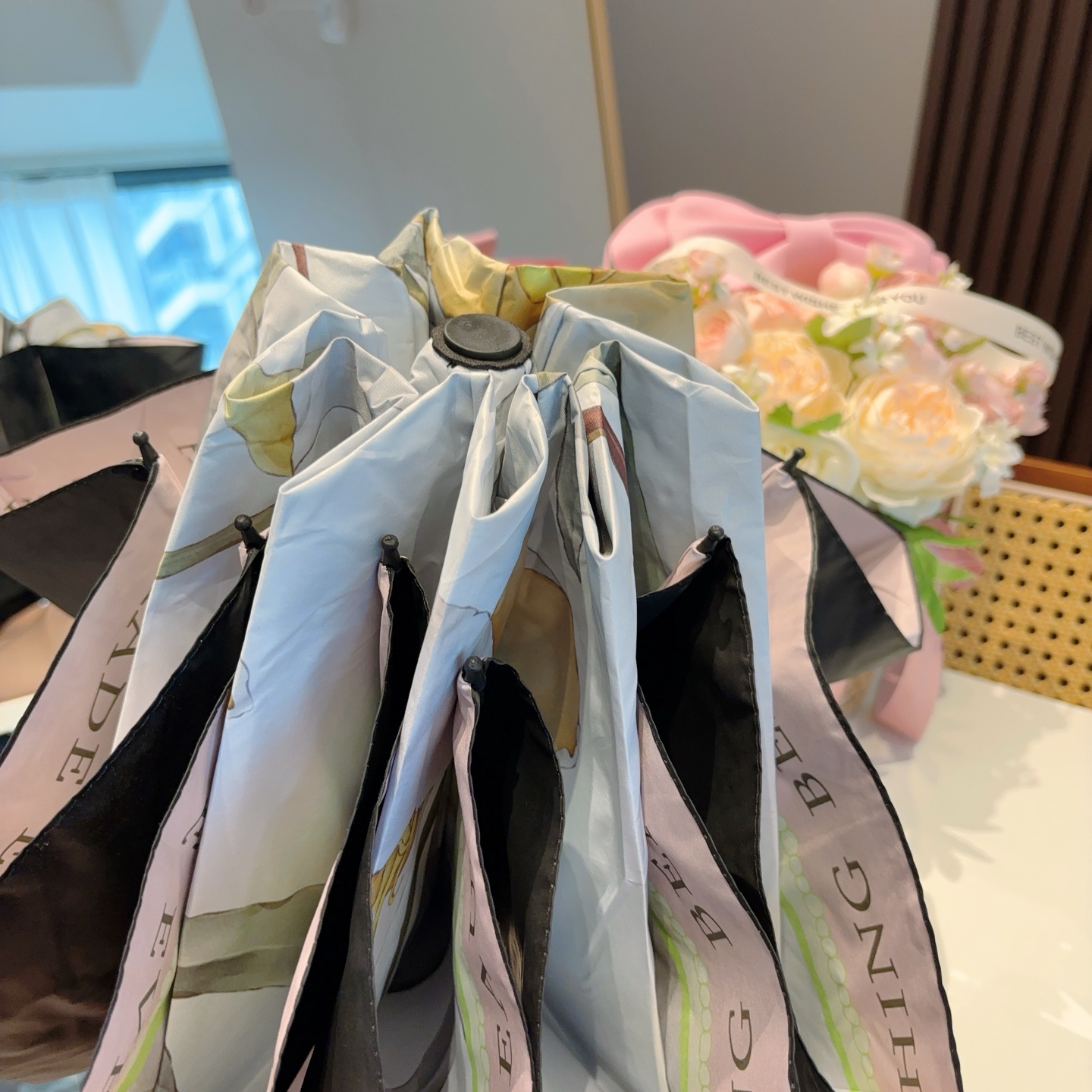  CHANEL（香奈儿）三折手开晴雨伞 集合香奈儿灵魂LOGO为一体的设计风格高雅奢华 带在身上带来独特