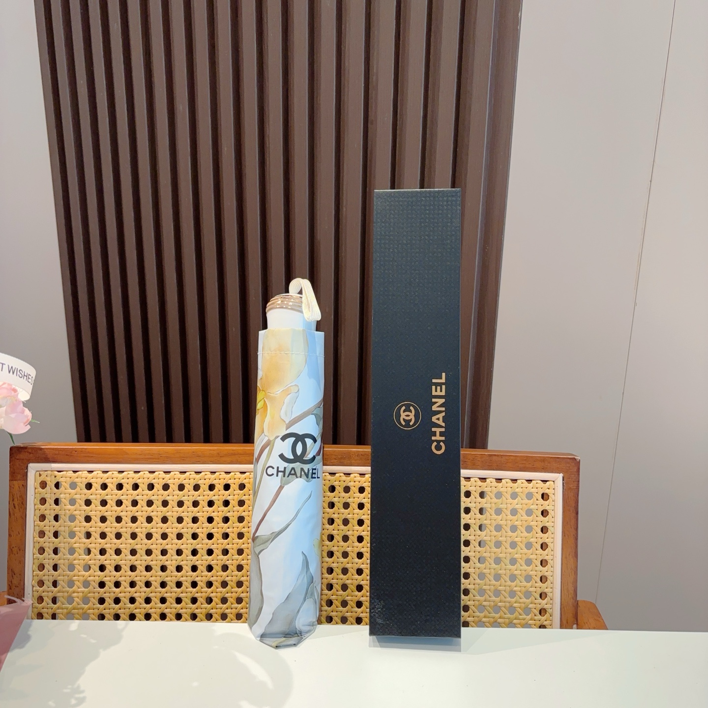  CHANEL（香奈儿）三折手开晴雨伞 集合香奈儿灵魂LOGO为一体的设计风格高雅奢华 带在身上带来独特