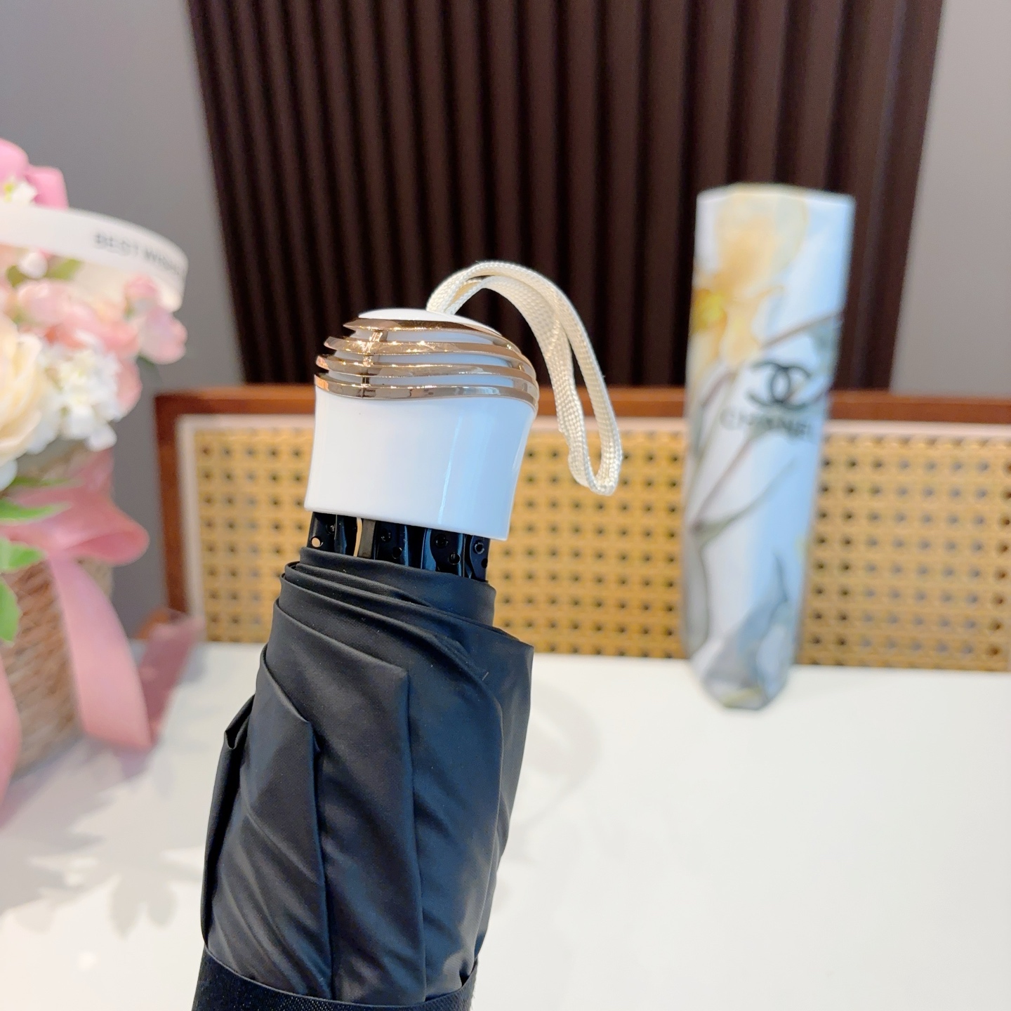 CHANEL（香奈儿）三折手开晴雨伞 集合香奈儿灵魂LOGO为一体的设计风格高雅奢华 带在身上带来独特