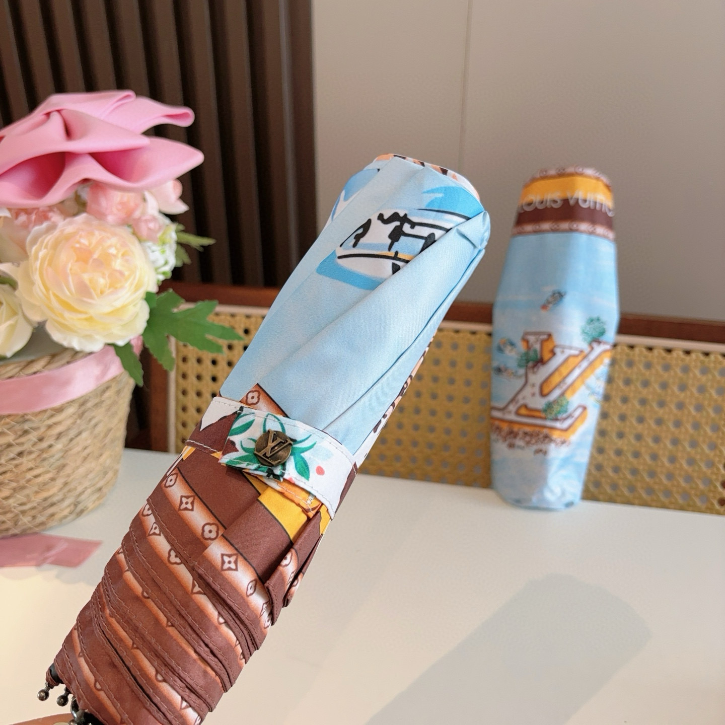 LOUIS VUITTON （路易威登）新款 三折自动折叠晴雨伞 新涂层技术深色伞面 拥有令人惊喜的遮光