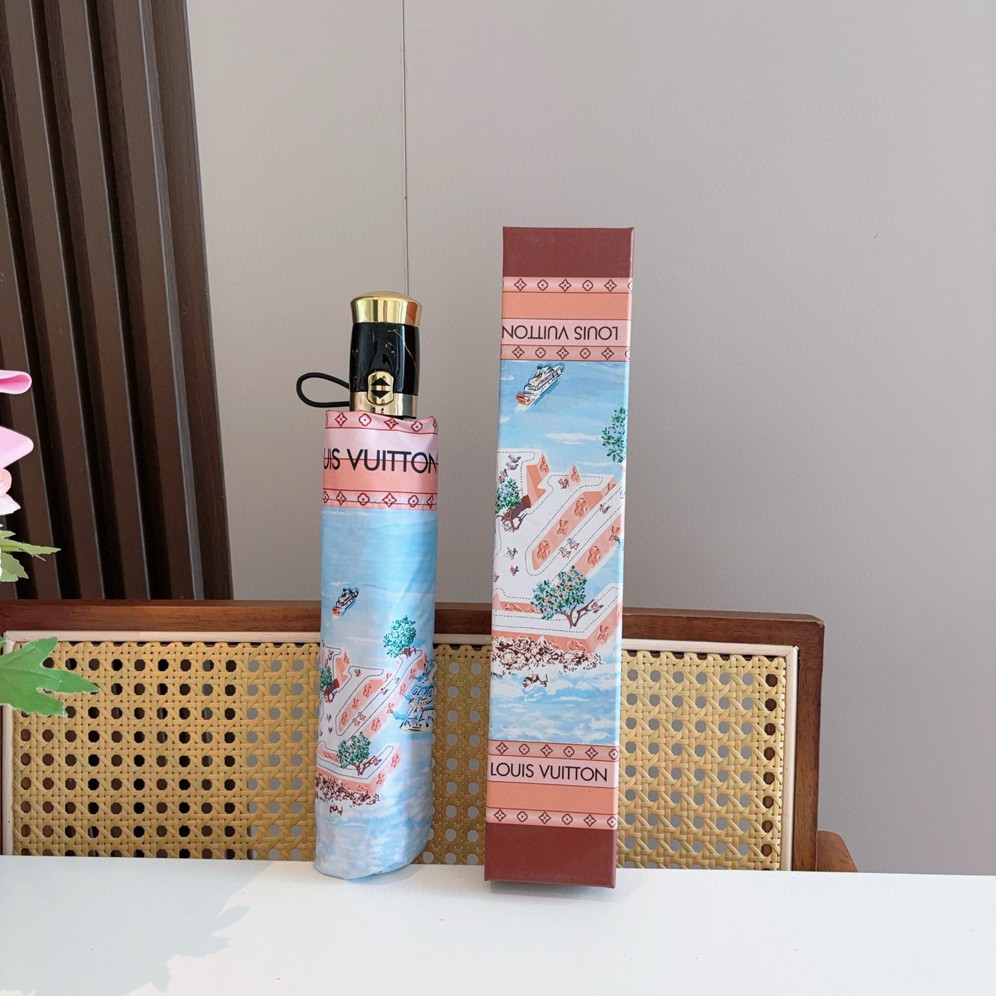 LOUIS VUITTON （路易威登）新款 三折自动折叠晴雨伞 新涂层技术深色伞面 拥有令人惊喜的遮光
