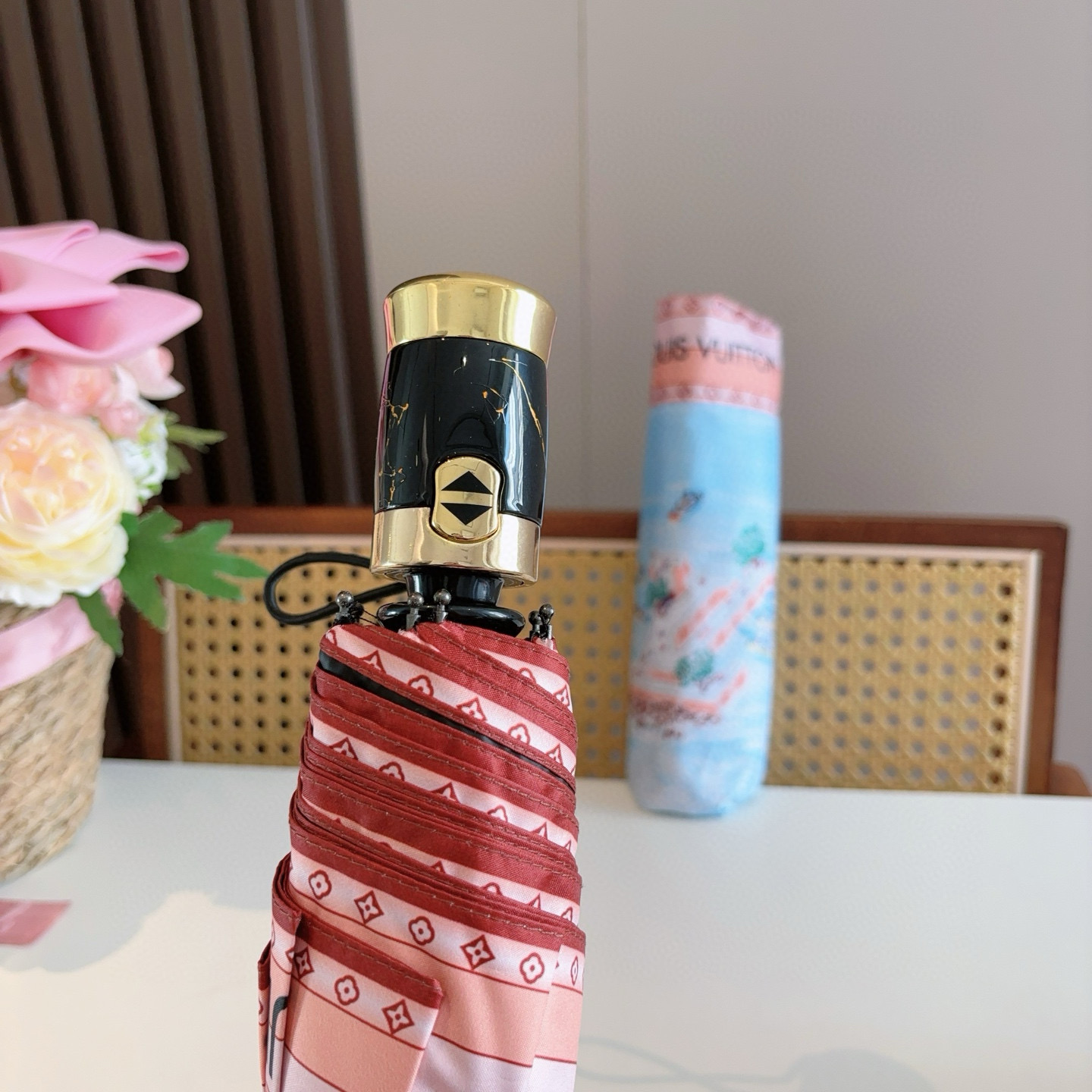 LOUIS VUITTON （路易威登）新款 三折自动折叠晴雨伞 新涂层技术深色伞面 拥有令人惊喜的遮光