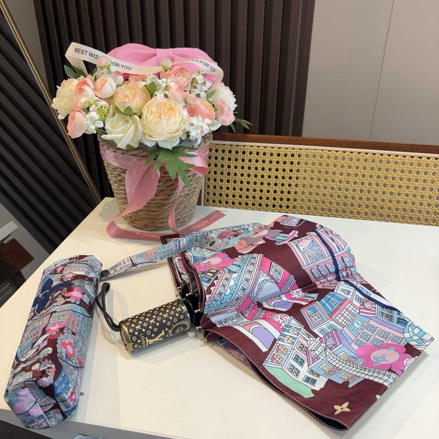 LOUIS VUITTON （路易威登）新款 三折自动折叠晴雨伞 新涂层技术深色伞面 拥有令人惊喜的遮光