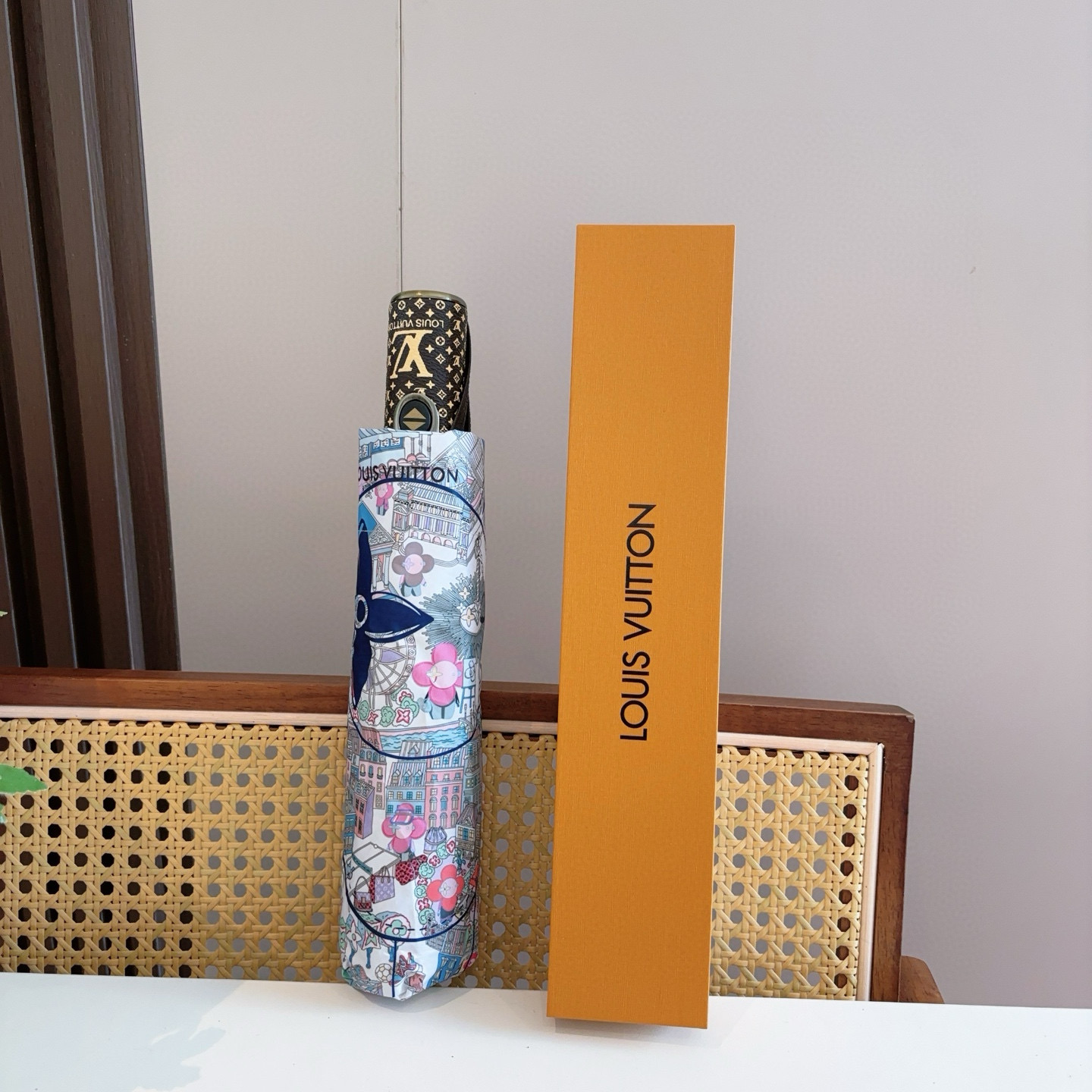 LOUIS VUITTON （路易威登）新款 三折自动折叠晴雨伞 新涂层技术深色伞面 拥有令人惊喜的遮光