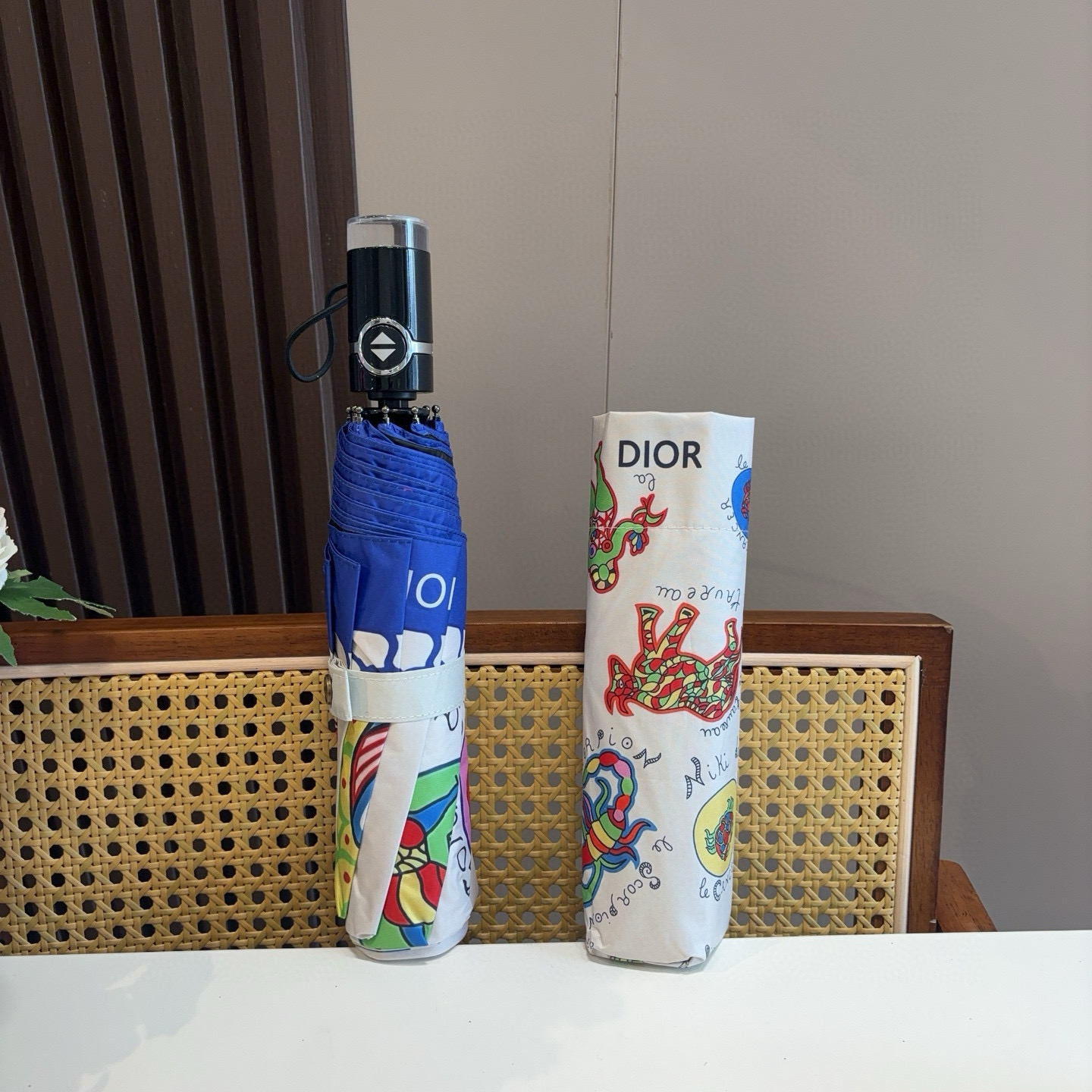  DIOR（迪奥）  三折自动折叠晴雨伞  时尚原单代工品质 细节精致 看得见的品质 打破一成不变 色泽