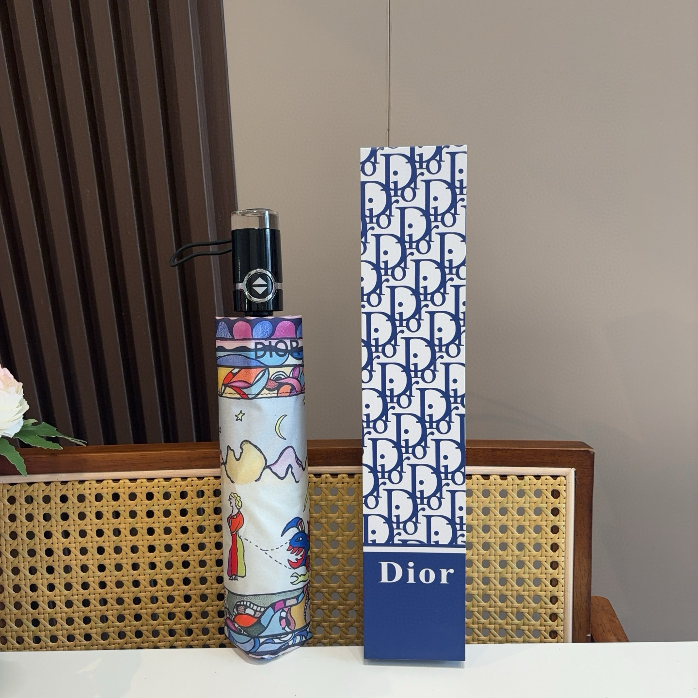  DIOR（迪奥）  三折自动折叠晴雨伞  时尚原单代工品质 细节精致 看得见的品质 打破一成不变 色泽