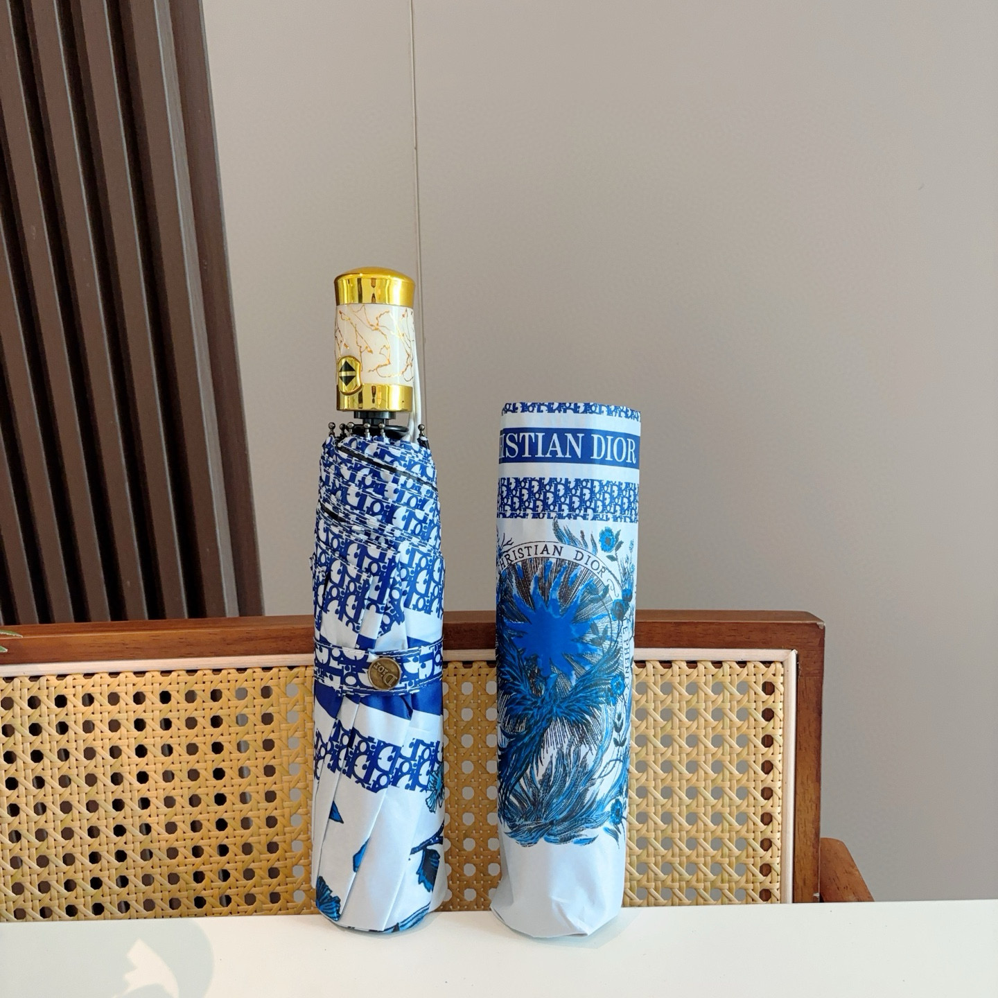  DIOR（迪奥）  三折自动折叠晴雨伞  时尚原单代工品质 细节精致 看得见的品质 打破一成不变 色泽