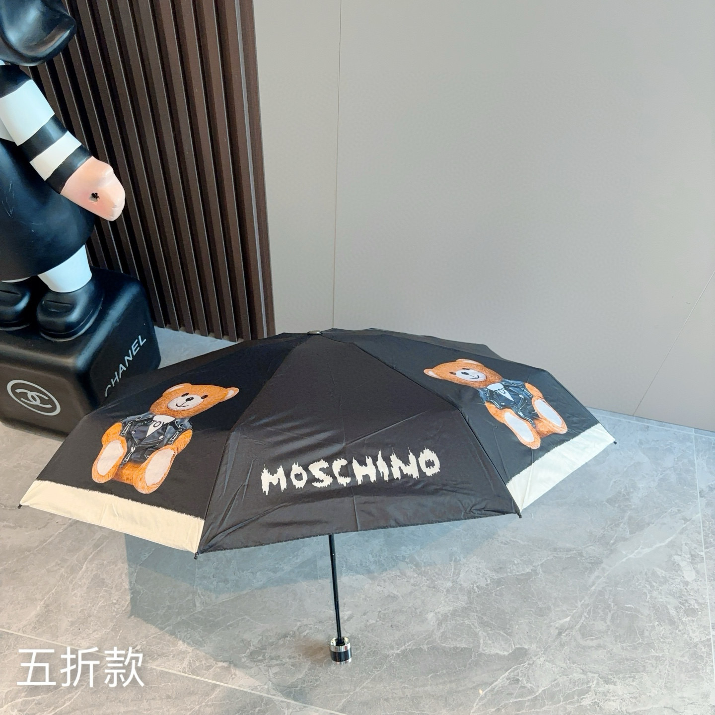  Moschino（莫斯奇诺）五折手开伞设计师Franco Moschino以自己的名字命名的一个意大利