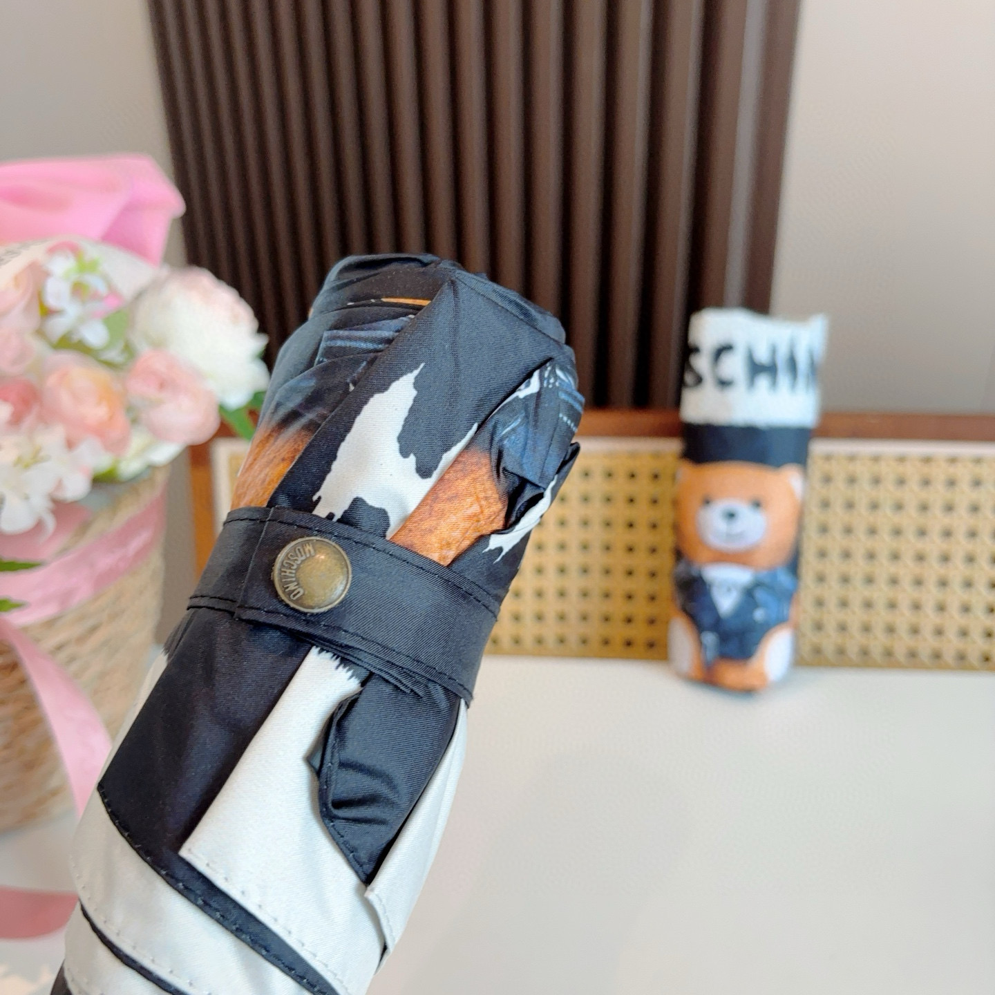  Moschino（莫斯奇诺）五折手开伞设计师Franco Moschino以自己的名字命名的一个意大利