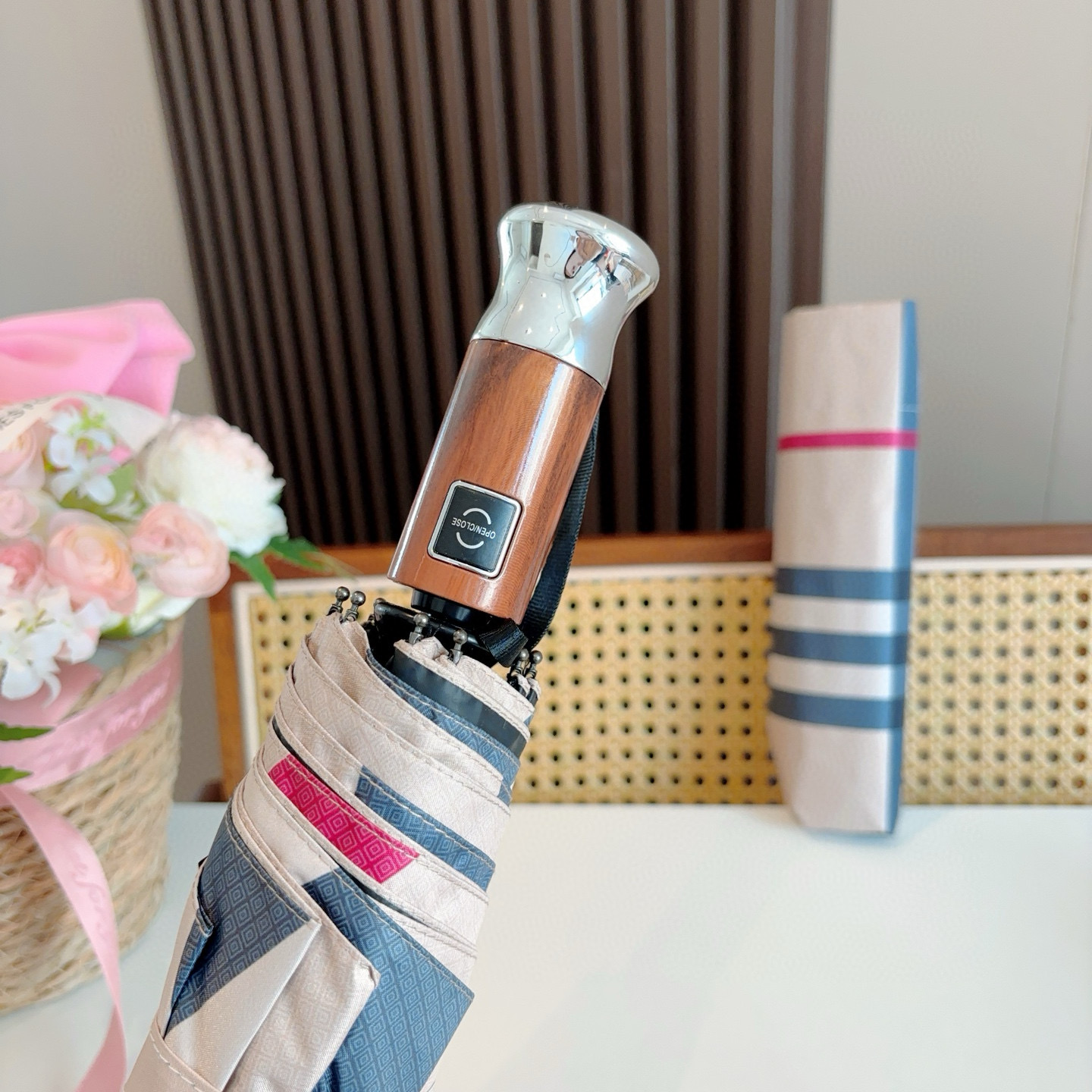  BURBERRY（巴宝莉） 三折自动折叠晴雨伞 年度巅峰之作 经典 高雅 时髦 这就是被称为英国BUR
