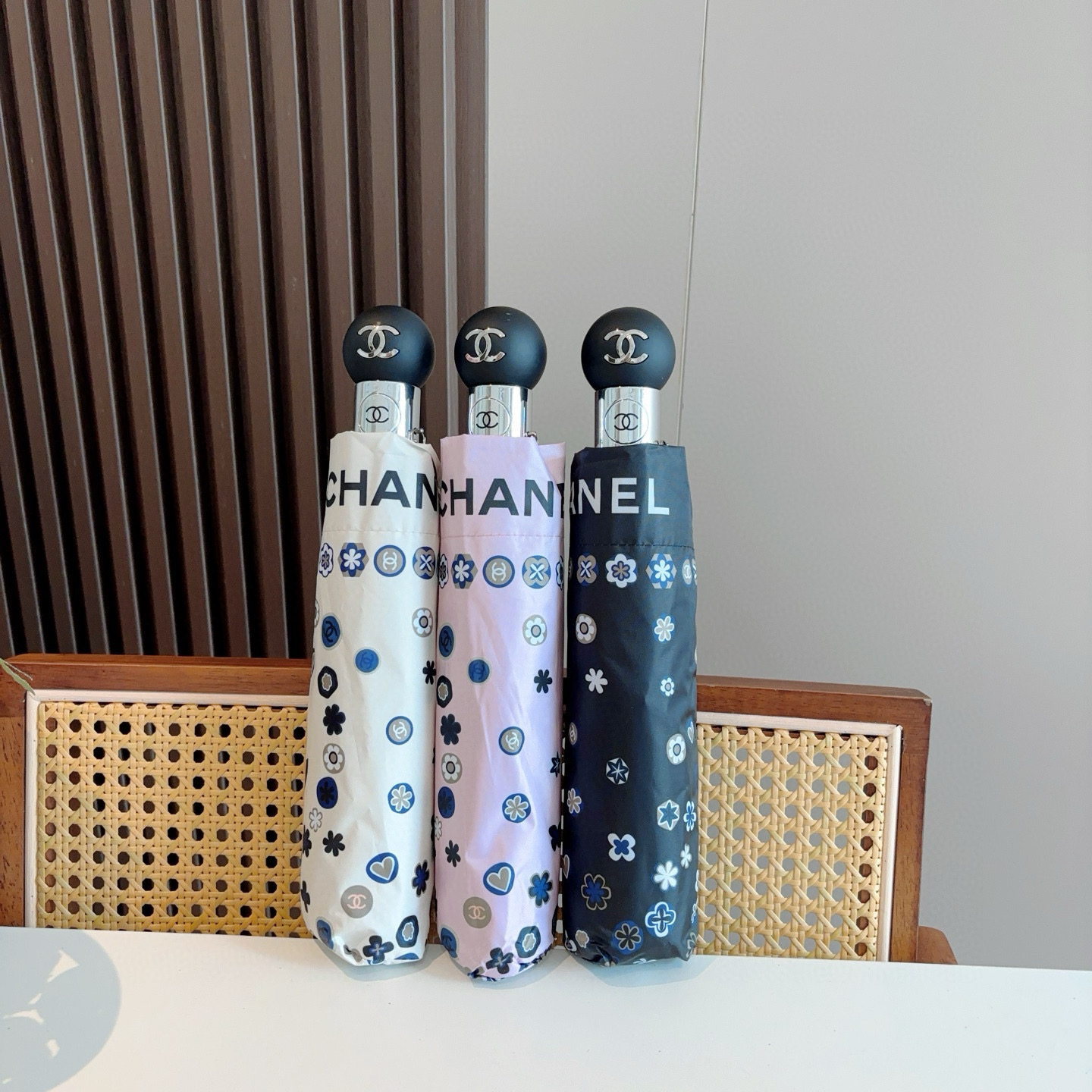  CHANEL（香奈儿）三折自动折叠晴雨伞 集合香奈儿灵魂LOGO为一体的设计风格高雅奢华 带在身上带来