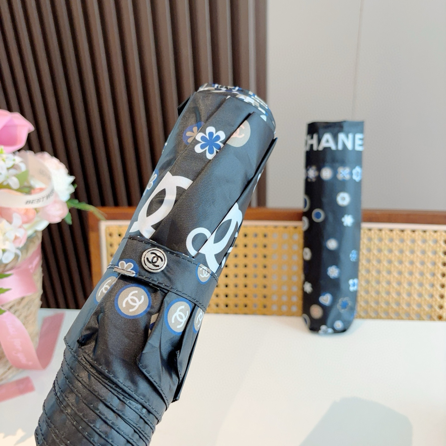  CHANEL（香奈儿）三折自动折叠晴雨伞 集合香奈儿灵魂LOGO为一体的设计风格高雅奢华 带在身上带来
