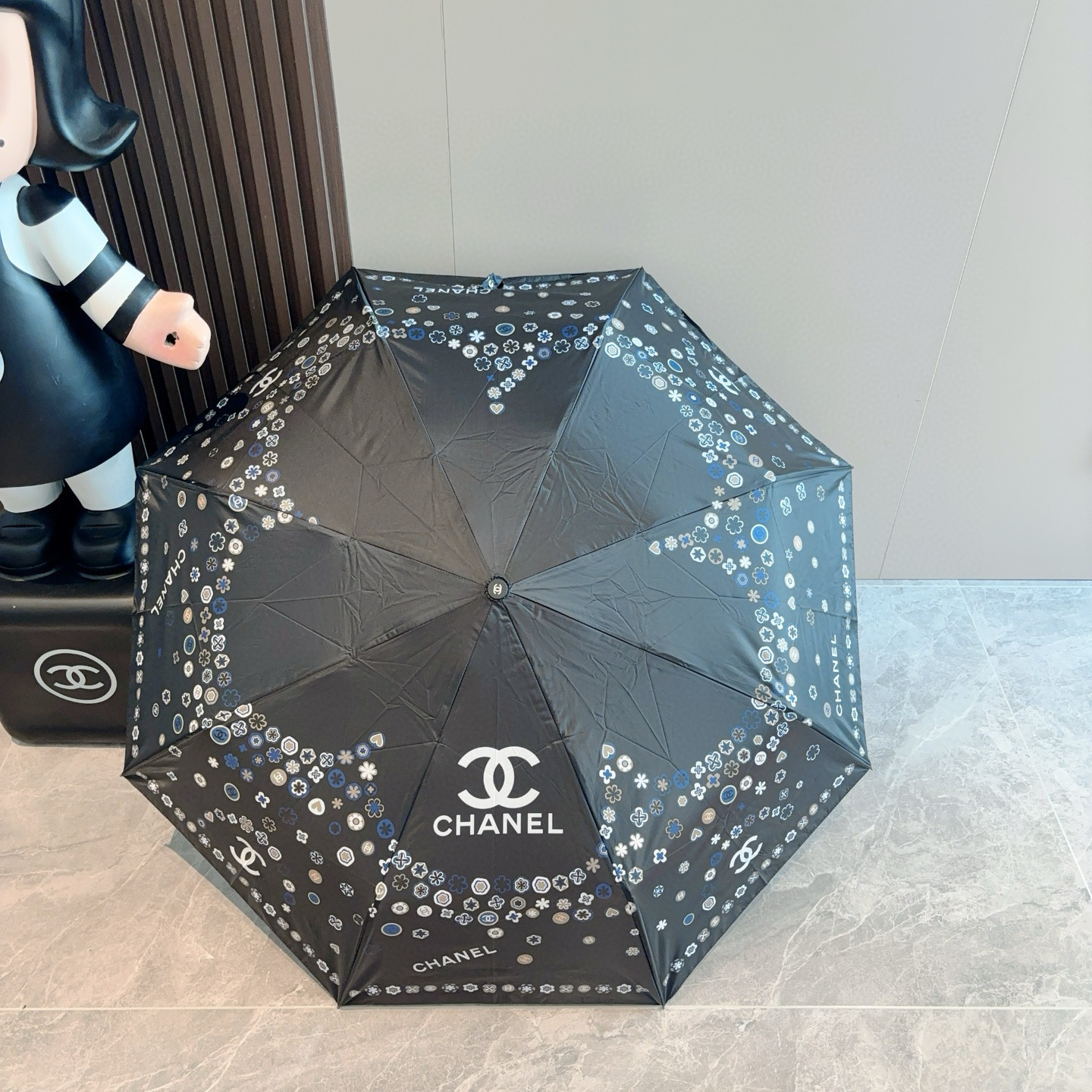  CHANEL（香奈儿）三折自动折叠晴雨伞 集合香奈儿灵魂LOGO为一体的设计风格高雅奢华 带在身上带来