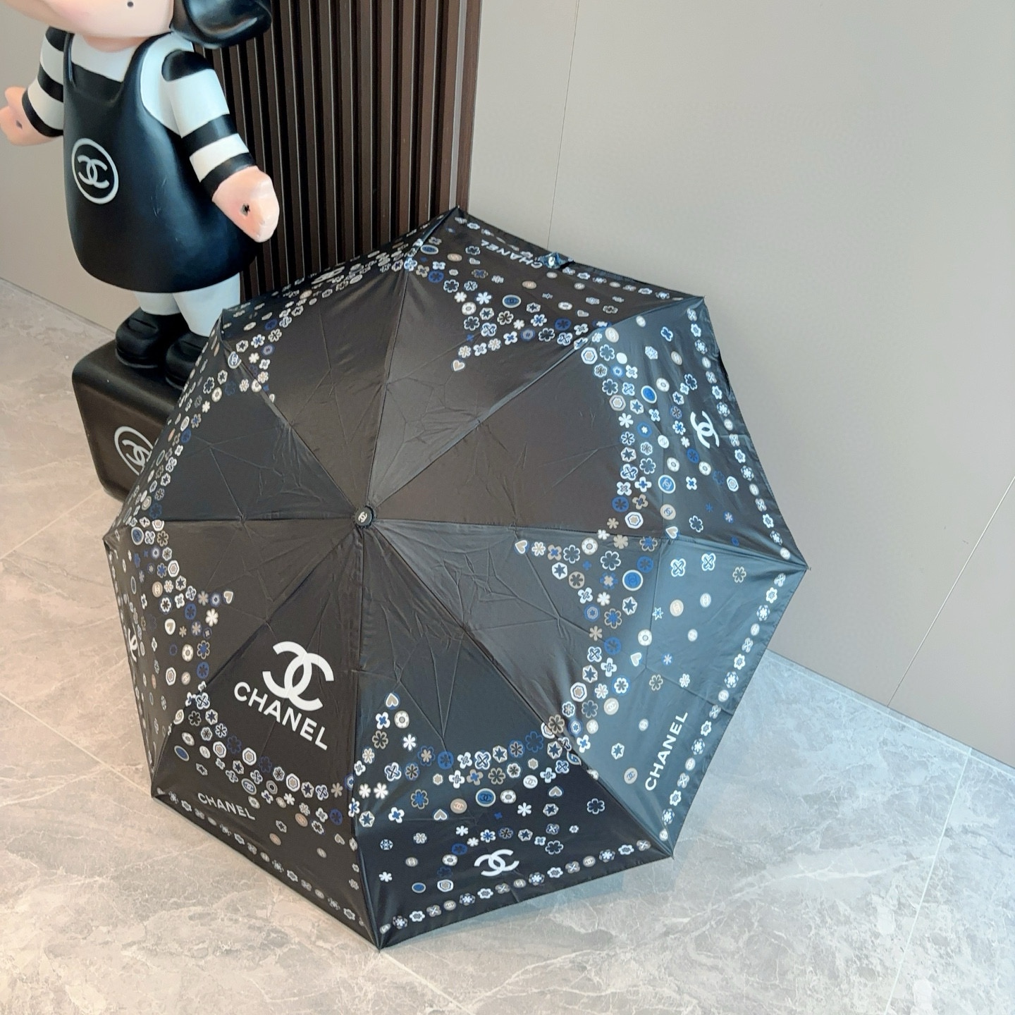  CHANEL（香奈儿）三折自动折叠晴雨伞 集合香奈儿灵魂LOGO为一体的设计风格高雅奢华 带在身上带来