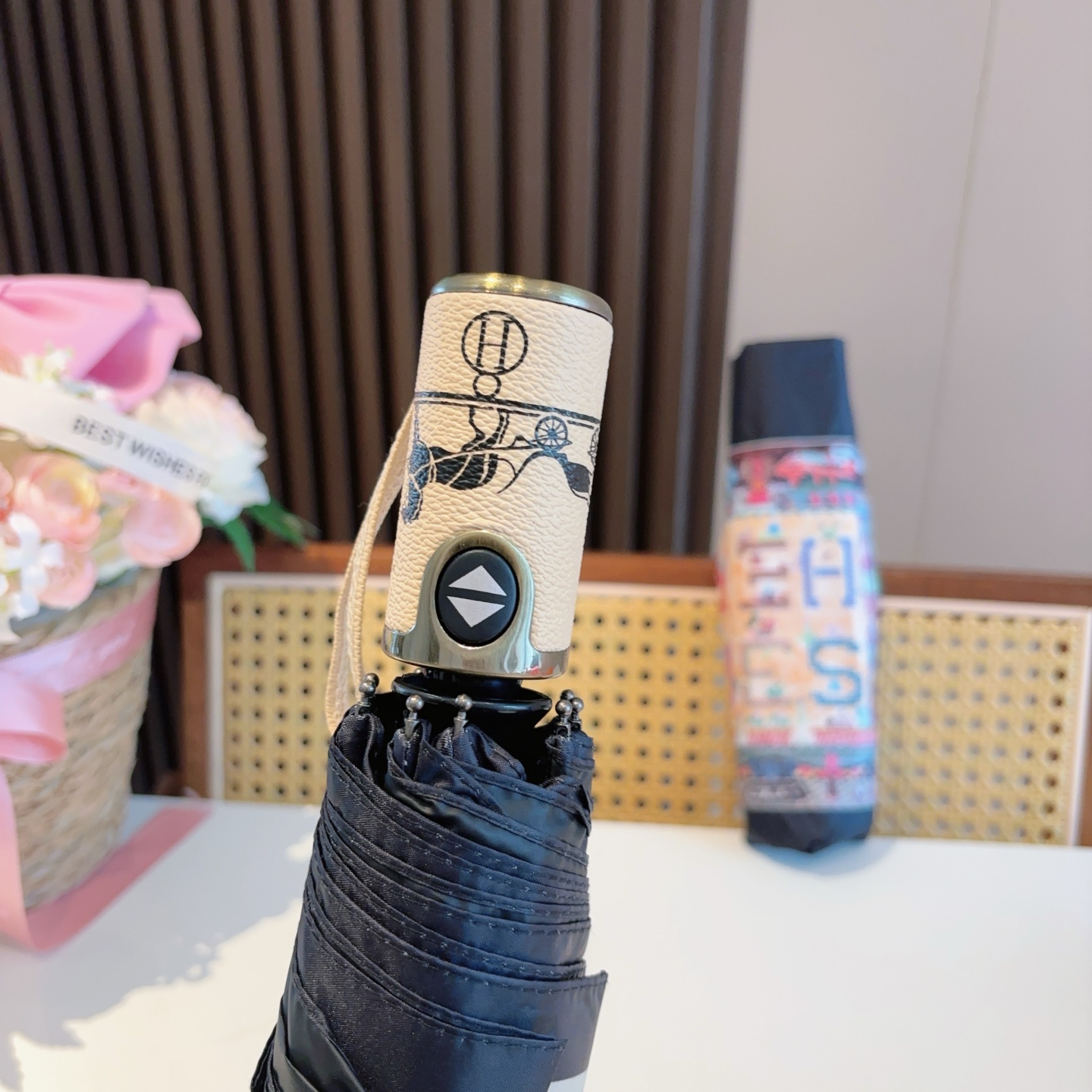 爱马仕（Hermès）   新款 极品H家三折自动伞重磅呈现 以其精湛的工艺技术和源源不断的想像力 新涂