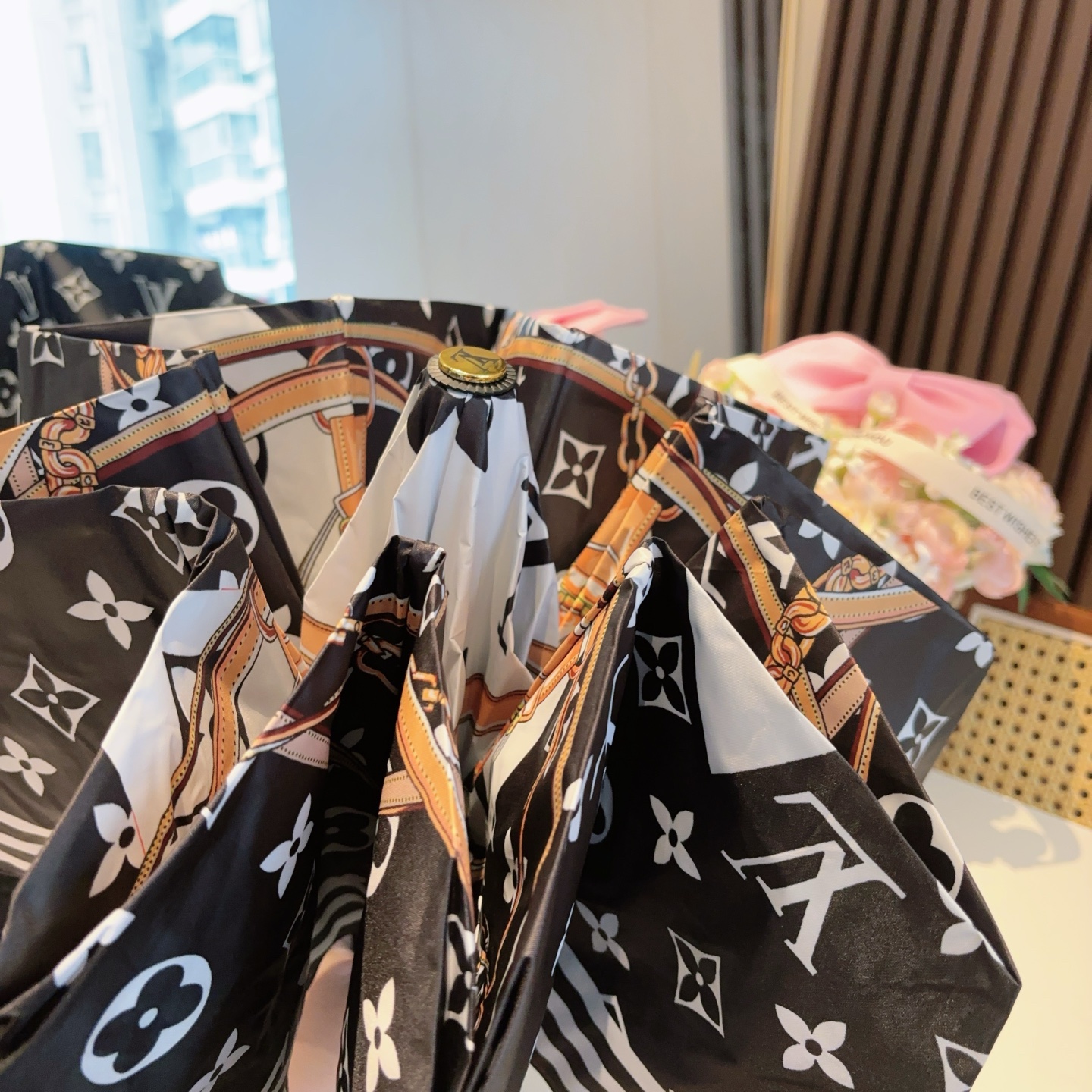  LOUIS VUITTON （路易威登）经典三折自动折叠晴雨伞 新涂层技术深色伞面 拥有令人惊喜的遮光