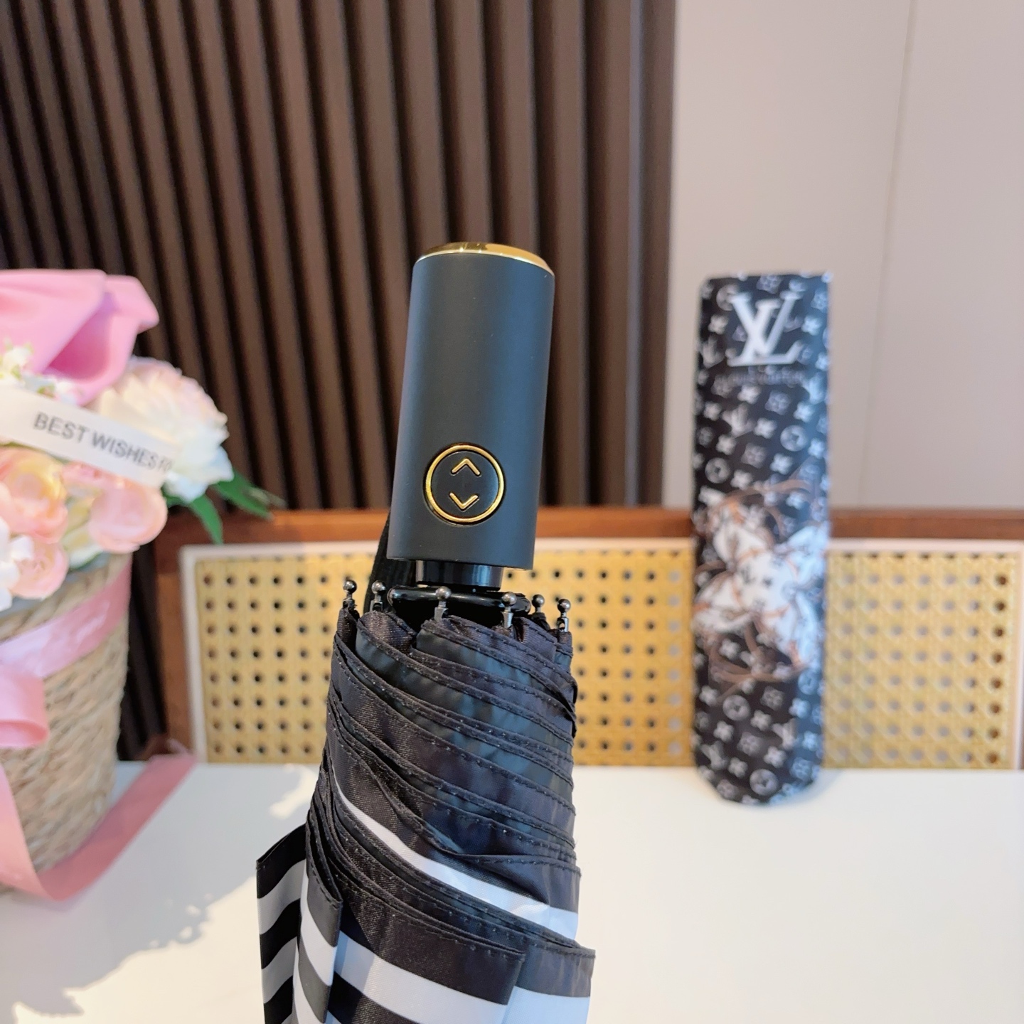  LOUIS VUITTON （路易威登）经典三折自动折叠晴雨伞 新涂层技术深色伞面 拥有令人惊喜的遮光